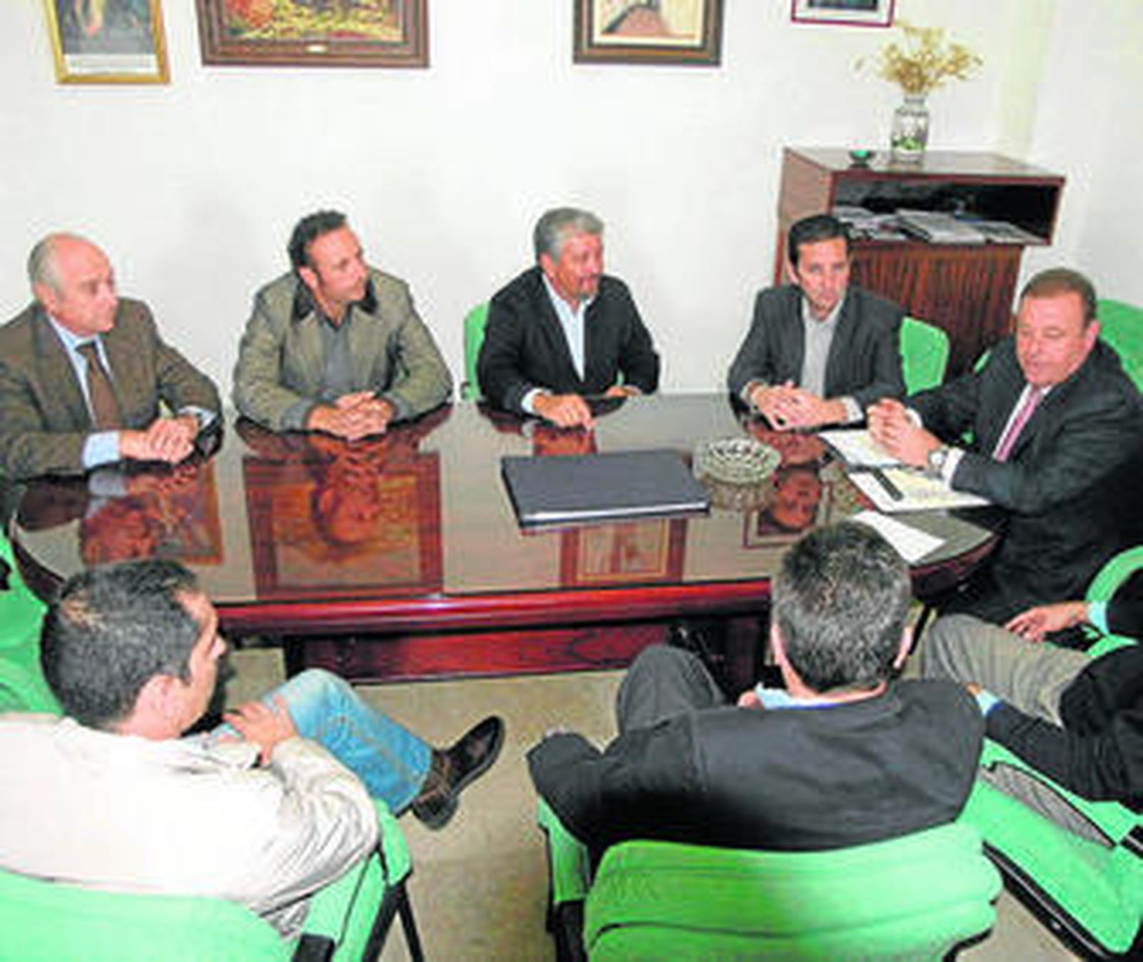 Un momento de la reunión, días pasados, entre el Ayuntamiento y los inversores portugueses.