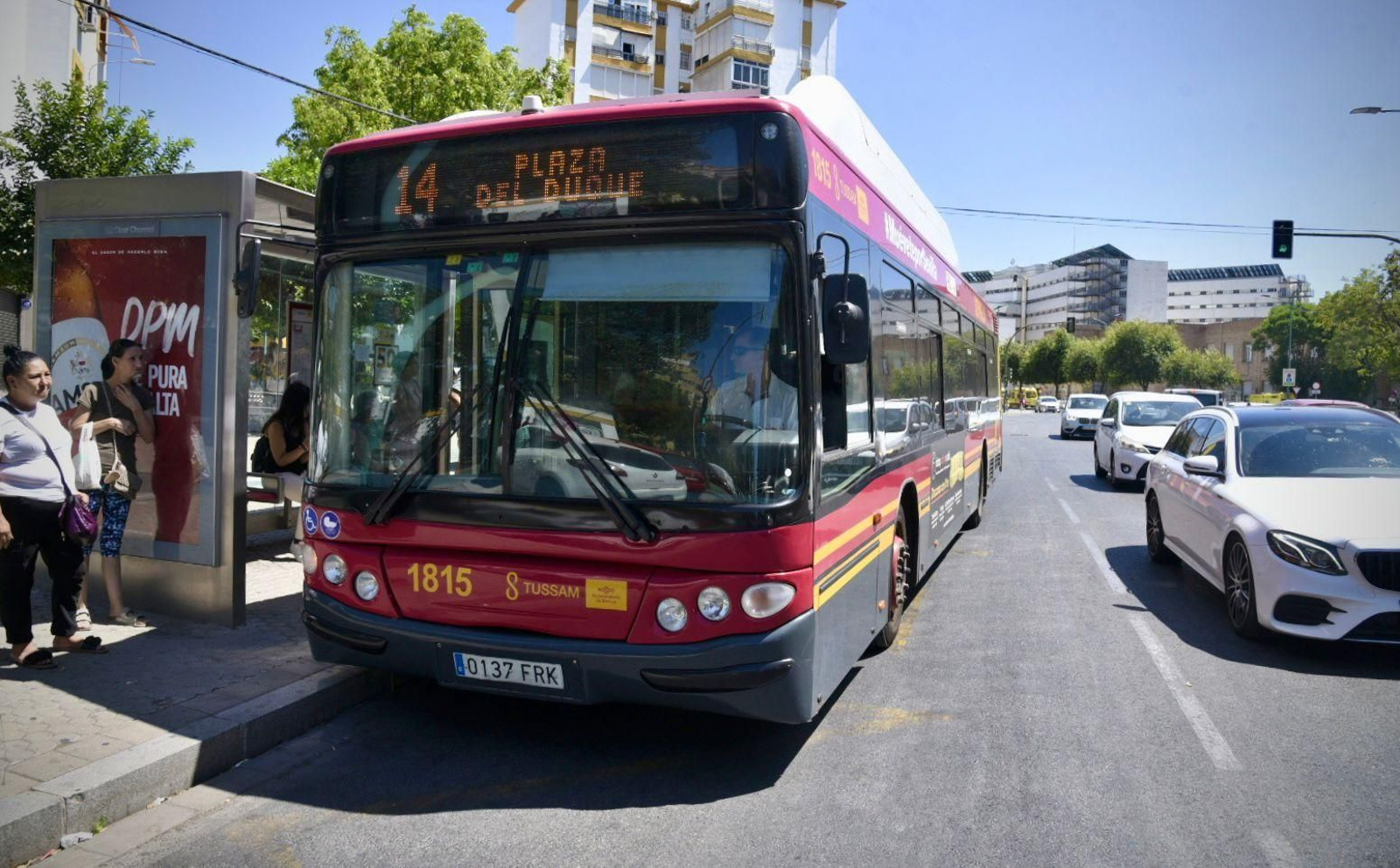 Varias personas se montan en un autobús de la línea 14