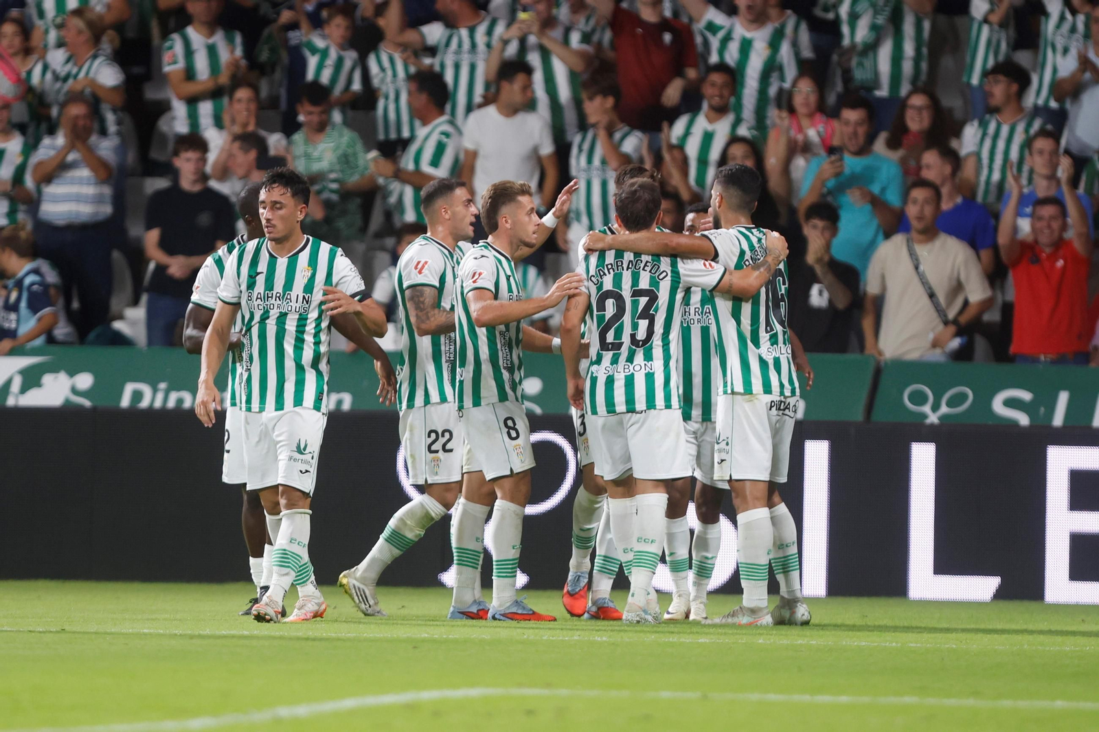 Los jugadores del Córdoba CF celebran el gol ante la Cultural Leonesa.