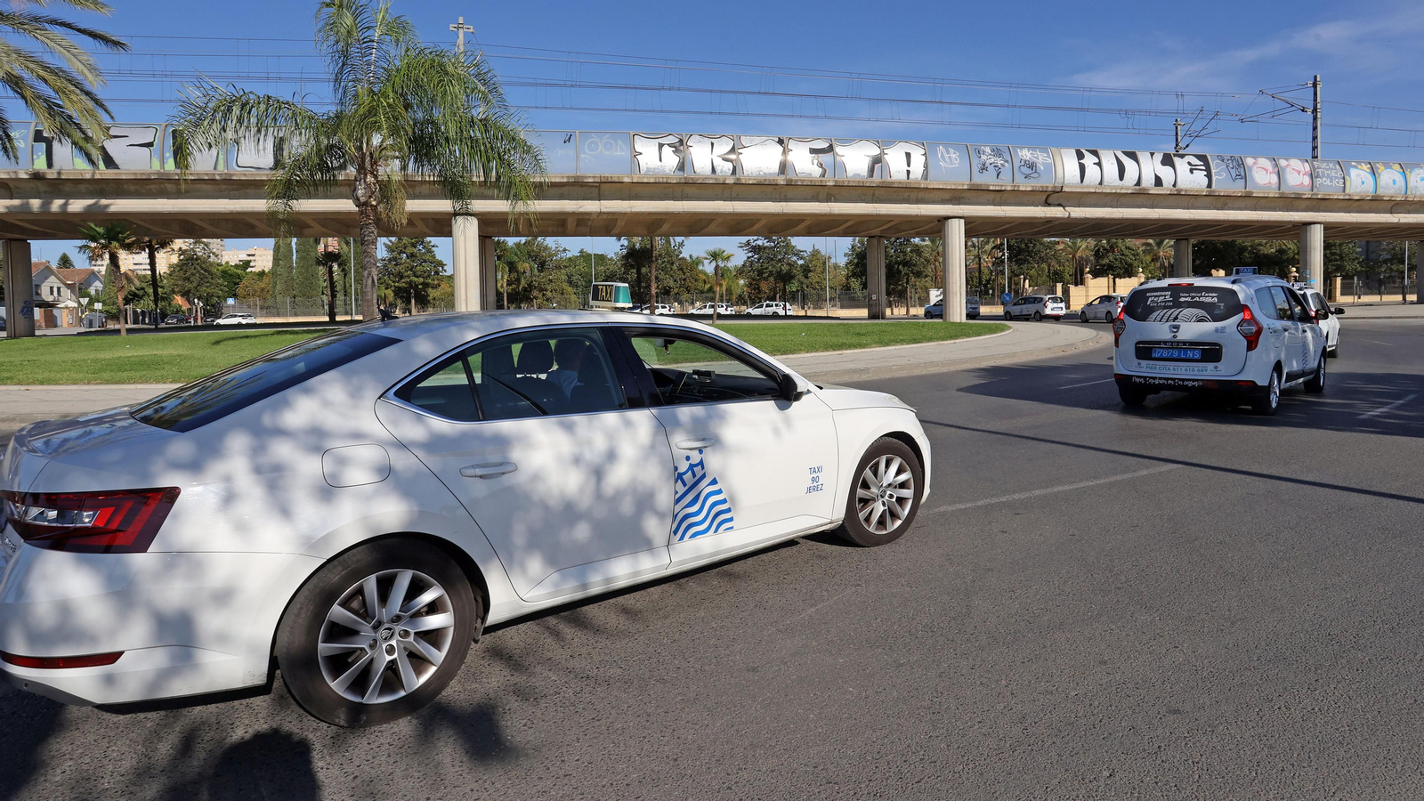 Los taxistas manifestándose por las calles de Jerez