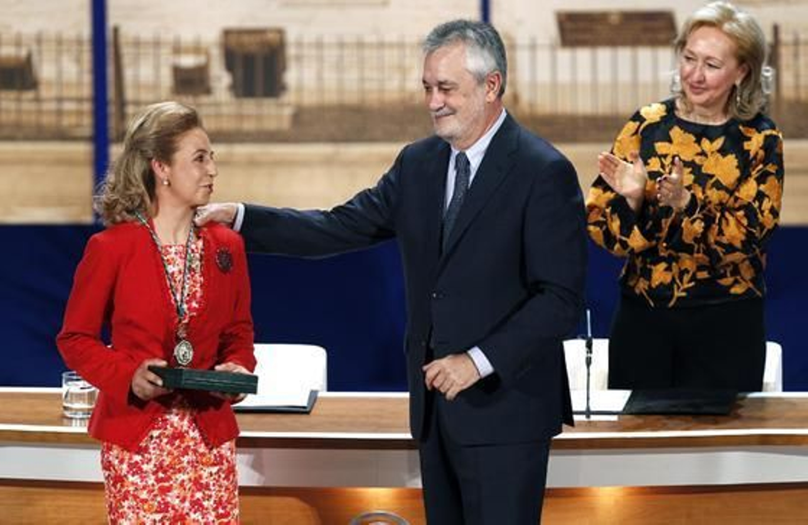 Francisca García Ramírez recibe su Medalla de Andalucía.

Foto: Antonio Pizarro