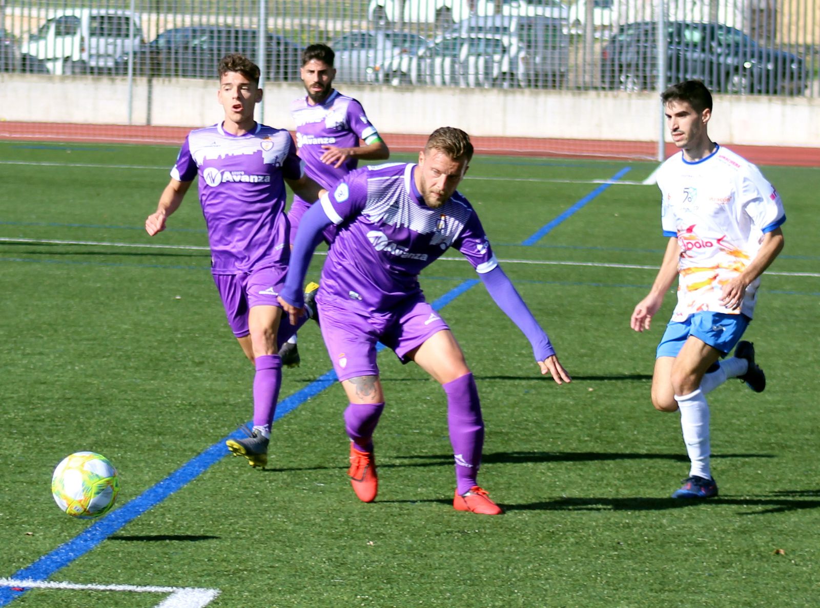 La defensa del Real Jaén frena un ataque del lojeño Peso.