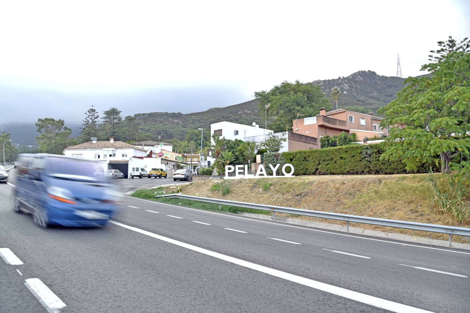 Un vehículo circula por la N-340 a la altura de Pelayo.