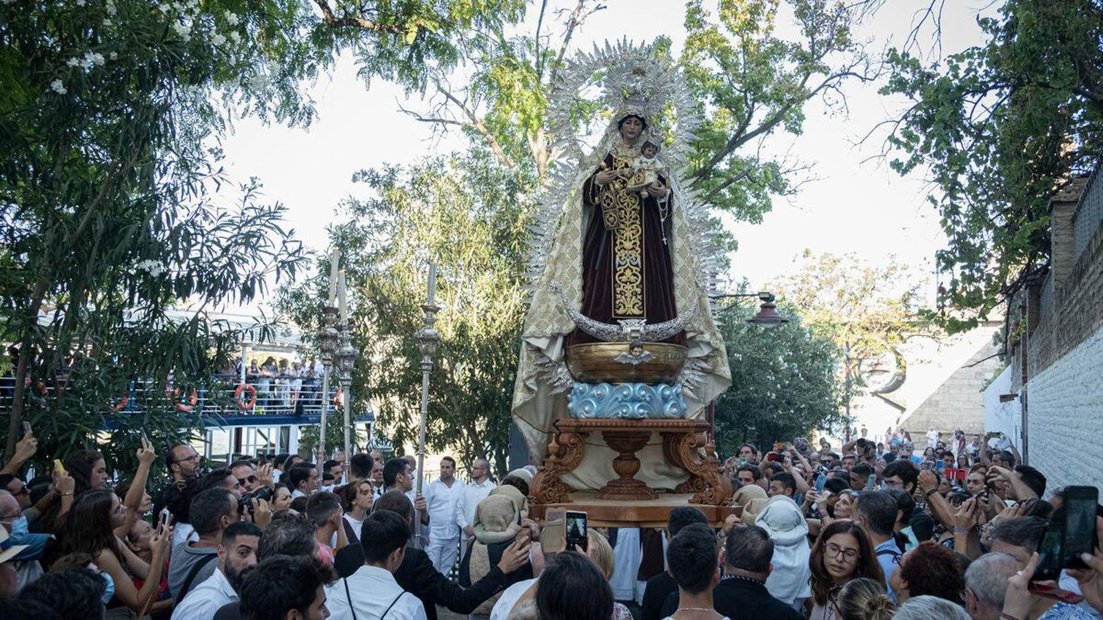 La Virgen del Carmen antes de iniciar su procesión fluvial