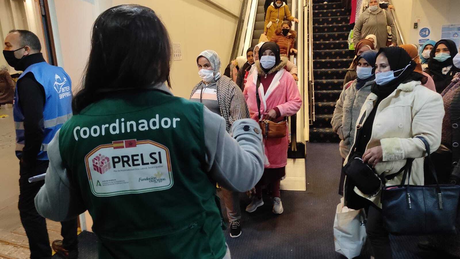 Una de las consultoras del Prelsi atiende a las trabajadoras, recién llegadas a Algeciras.