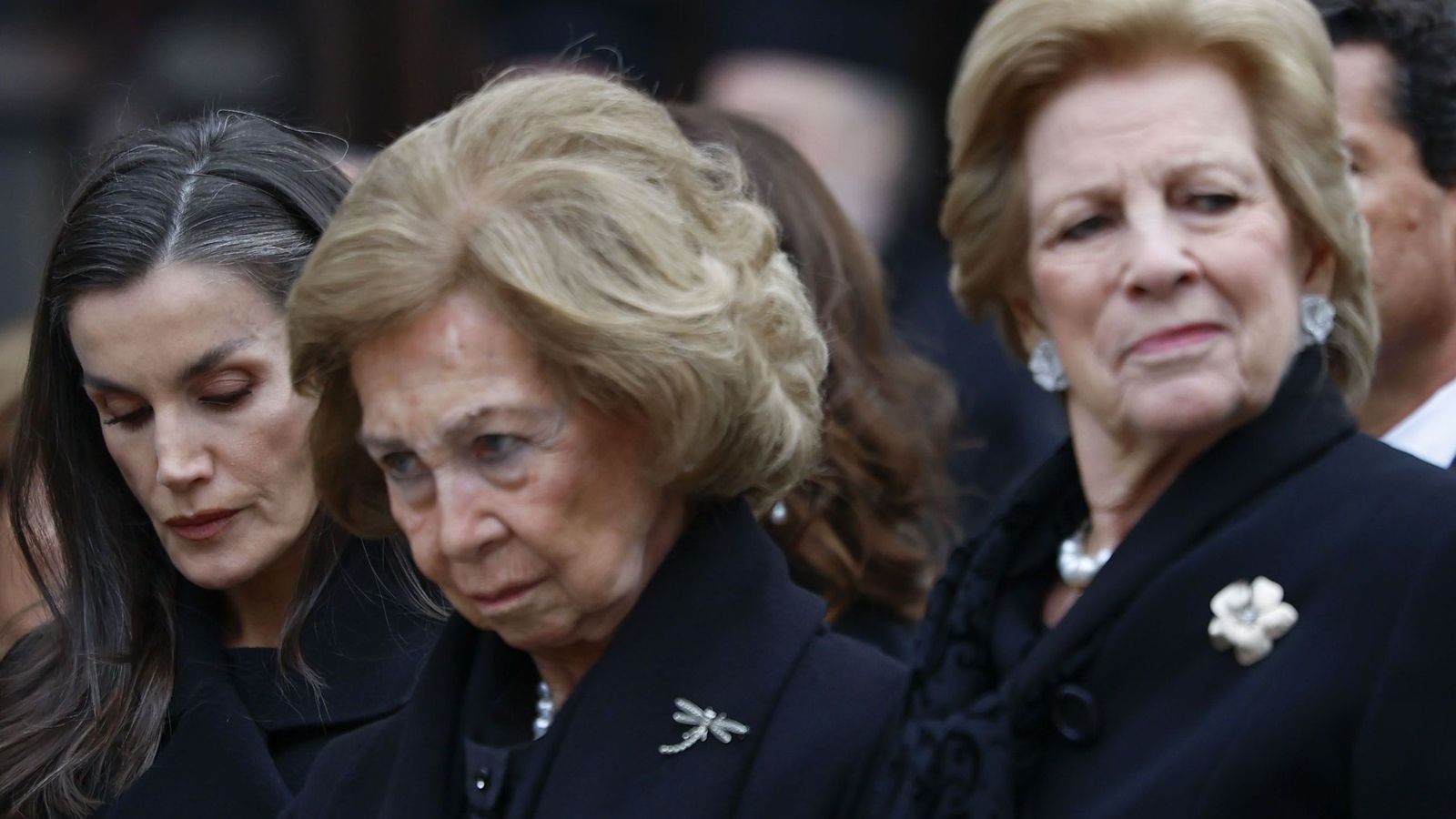 La Reina Letizia del brazo de doña Sofía y a su lado la viuda de Constantino, Ana María de Grecia