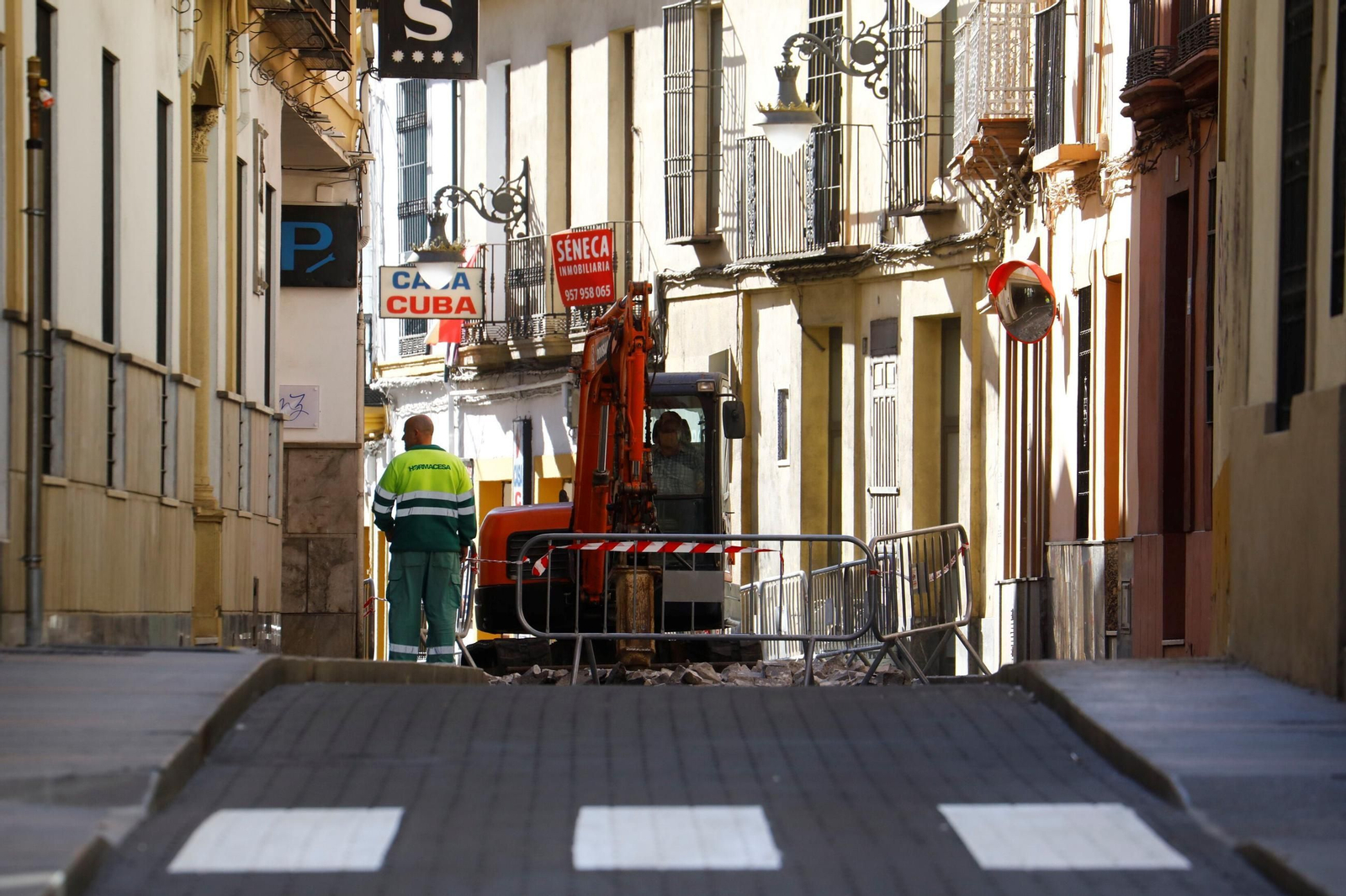 La reapertura al tráfico del primer tramo de la calle Alfaros, en imágenes