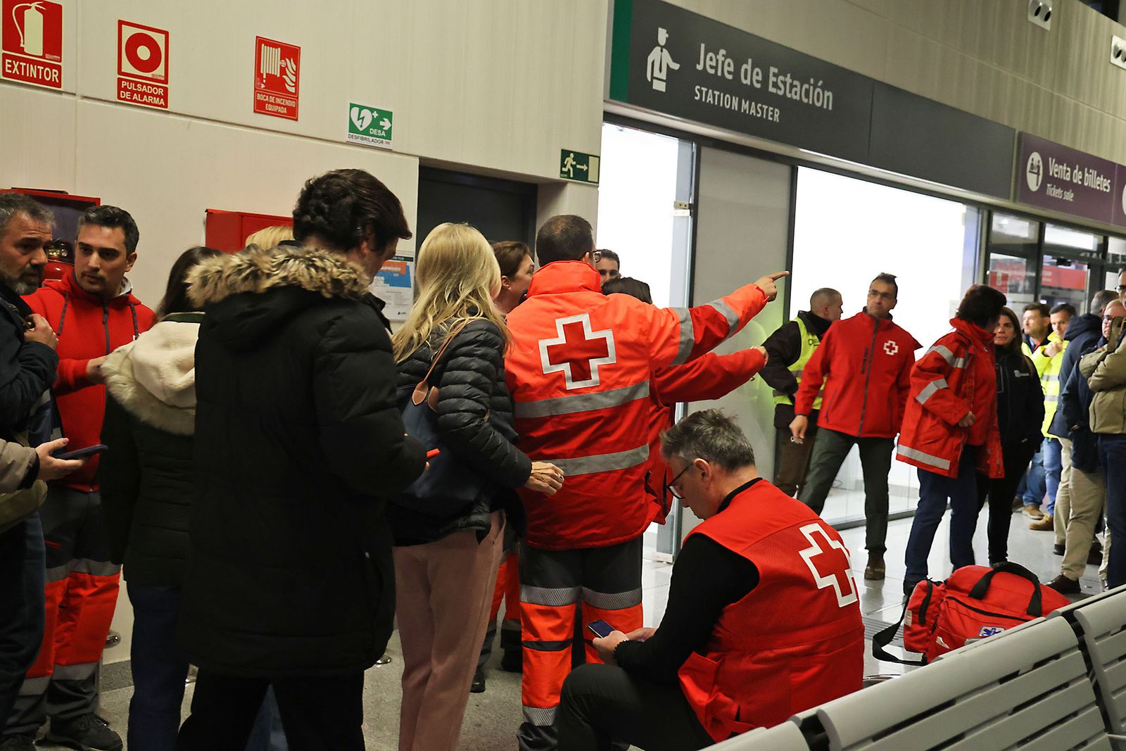Las Fotografías del dispositivo de urgencia en la estación de Huelva para los afectados por el tren accidentado