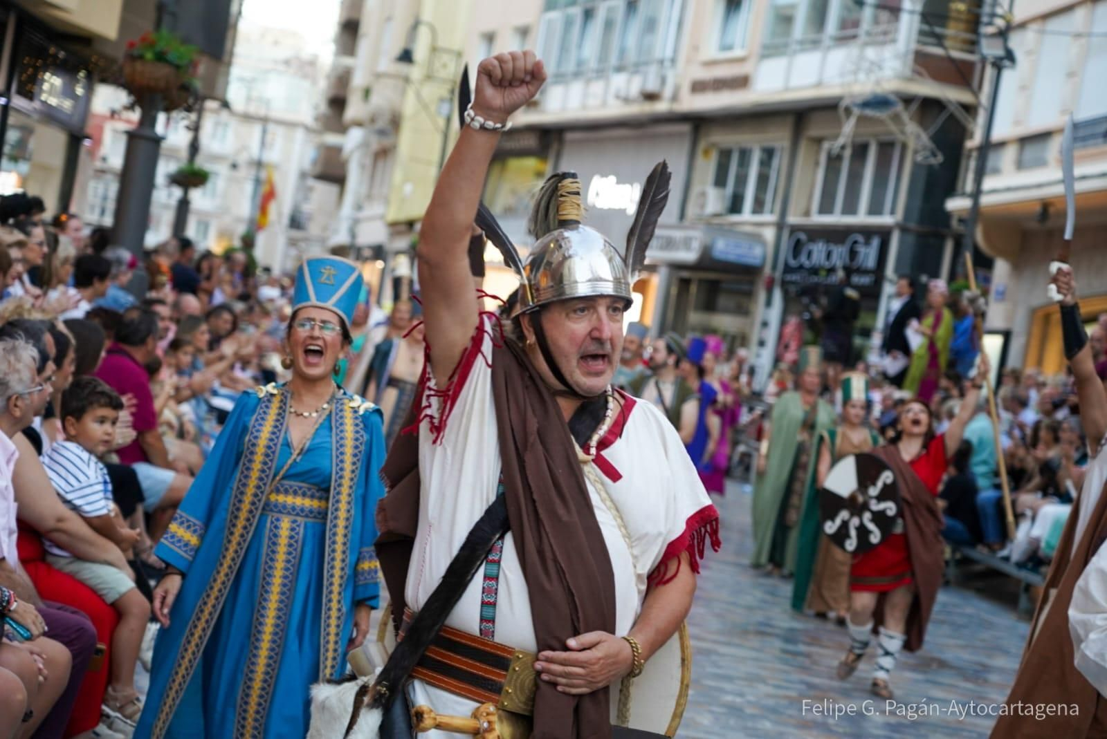 Así fue el paseo de la recreación de Cástulo de Linares por el desfile de Cartagena, en imágenes