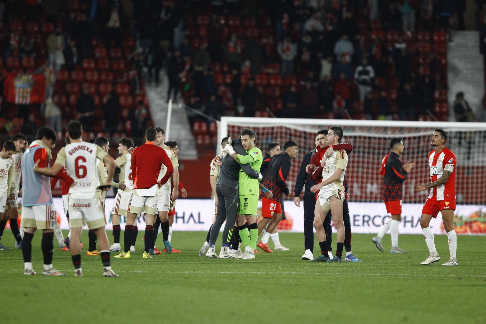 La U.D. Almería se impone por 1-0 al C.D. Mirandés y alcanza la segunda plaza, en imágenes