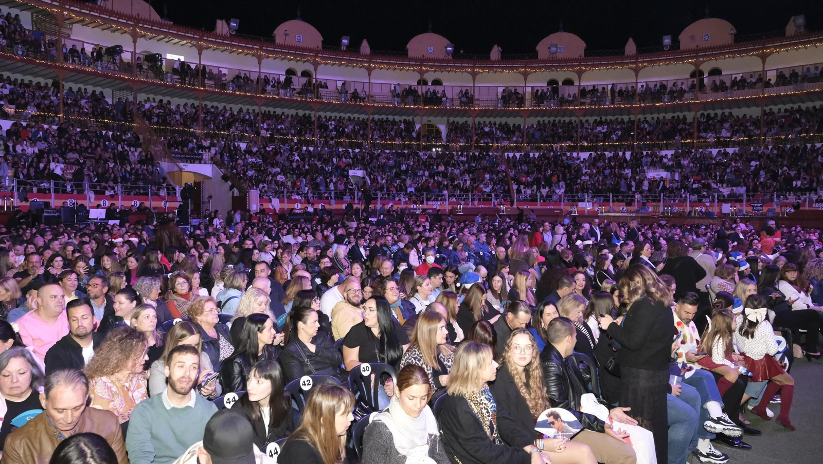 David Bisbal enamora a su Almería en el inicio de la gira 'Todo es Posible en Navidad', en fotografías