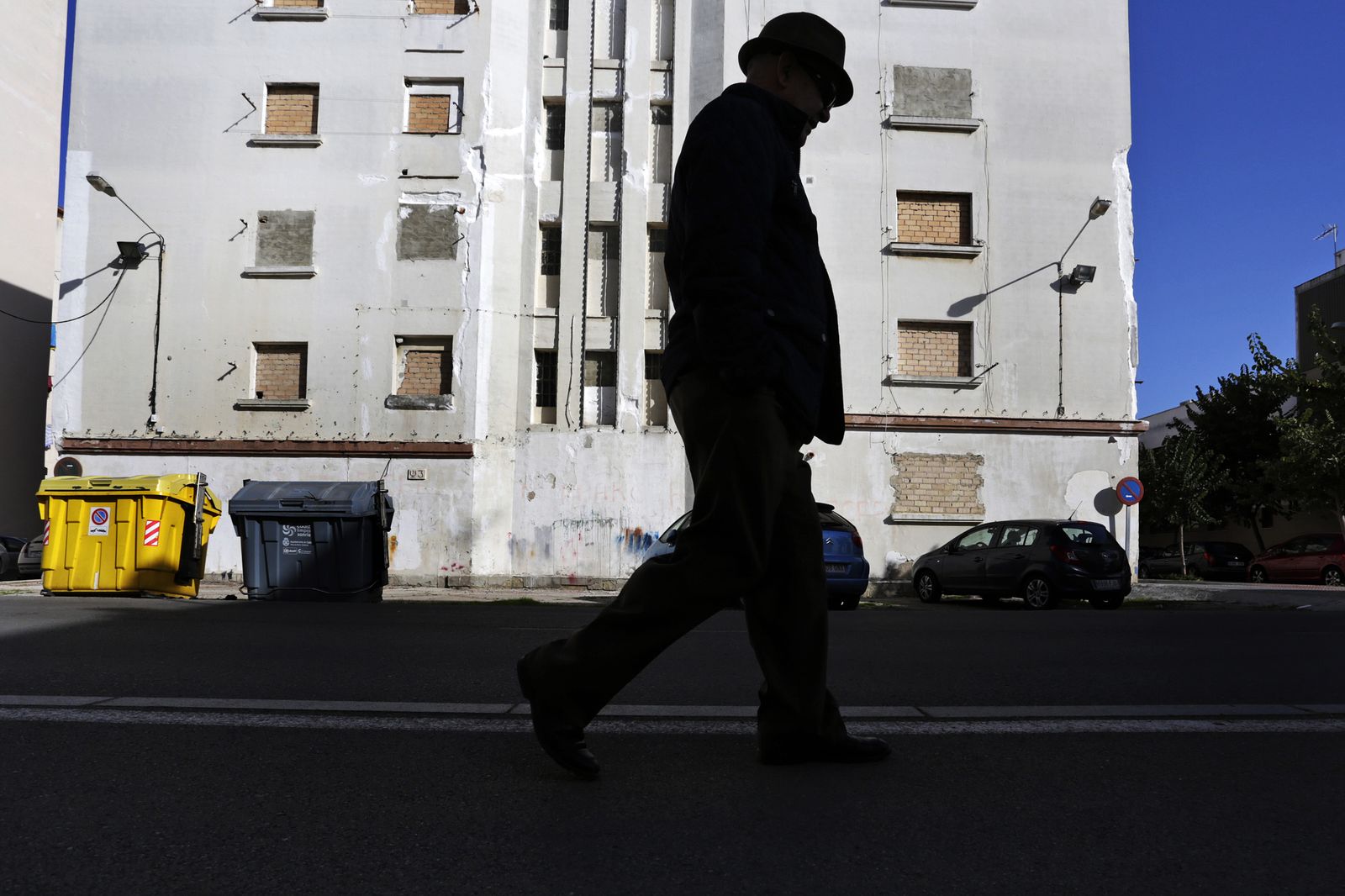 Un hombre pasea por una calle del Cerro del Moro, en una imagen de archivo.