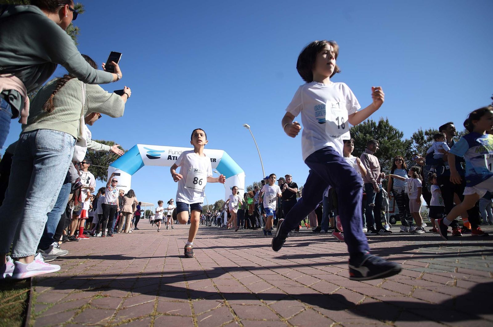 Imágenes de la carrera infantil previa a la "10K Puerta del Descubrimiento"