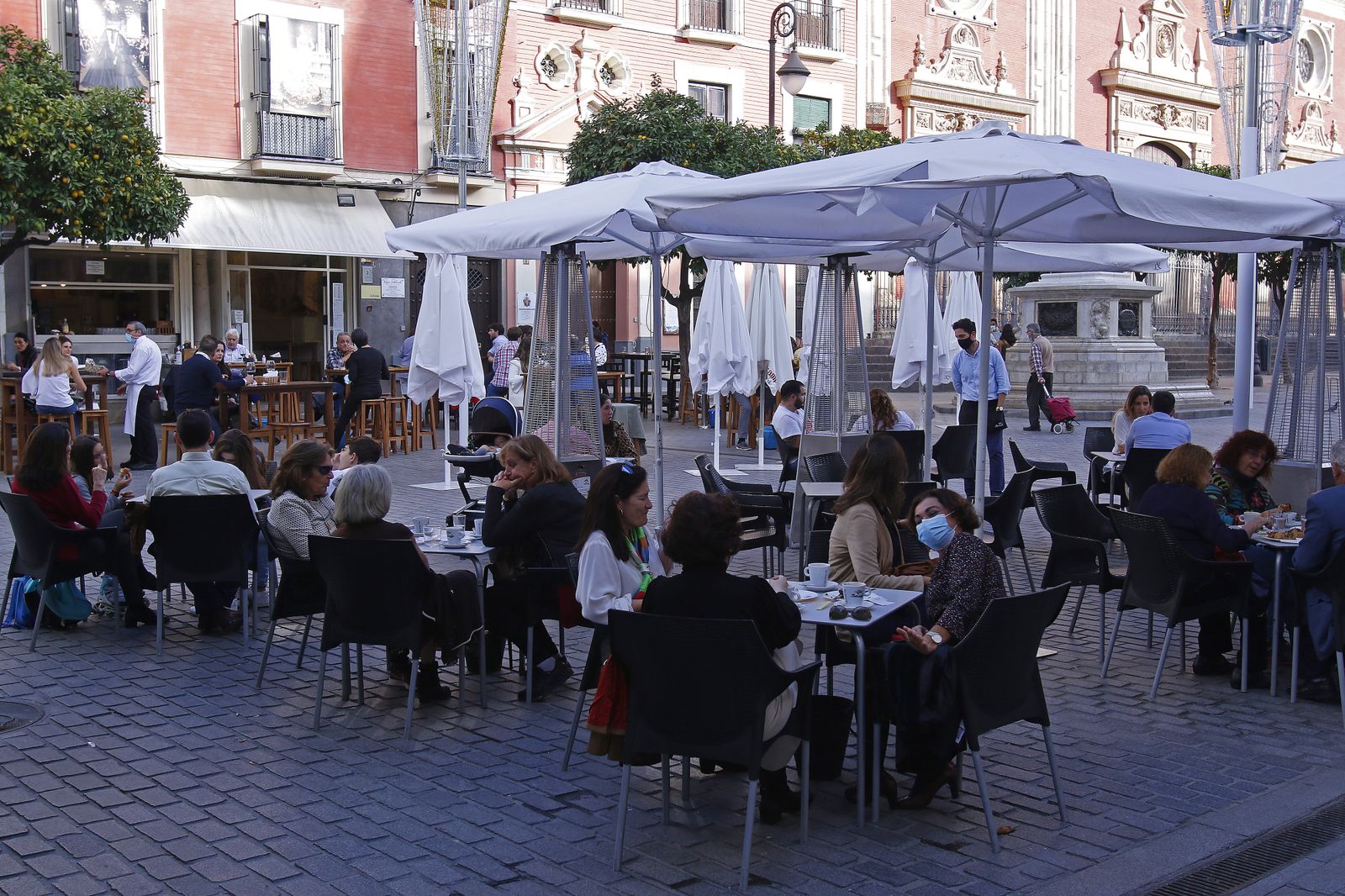 Domingo de veladores llenos en Sevilla