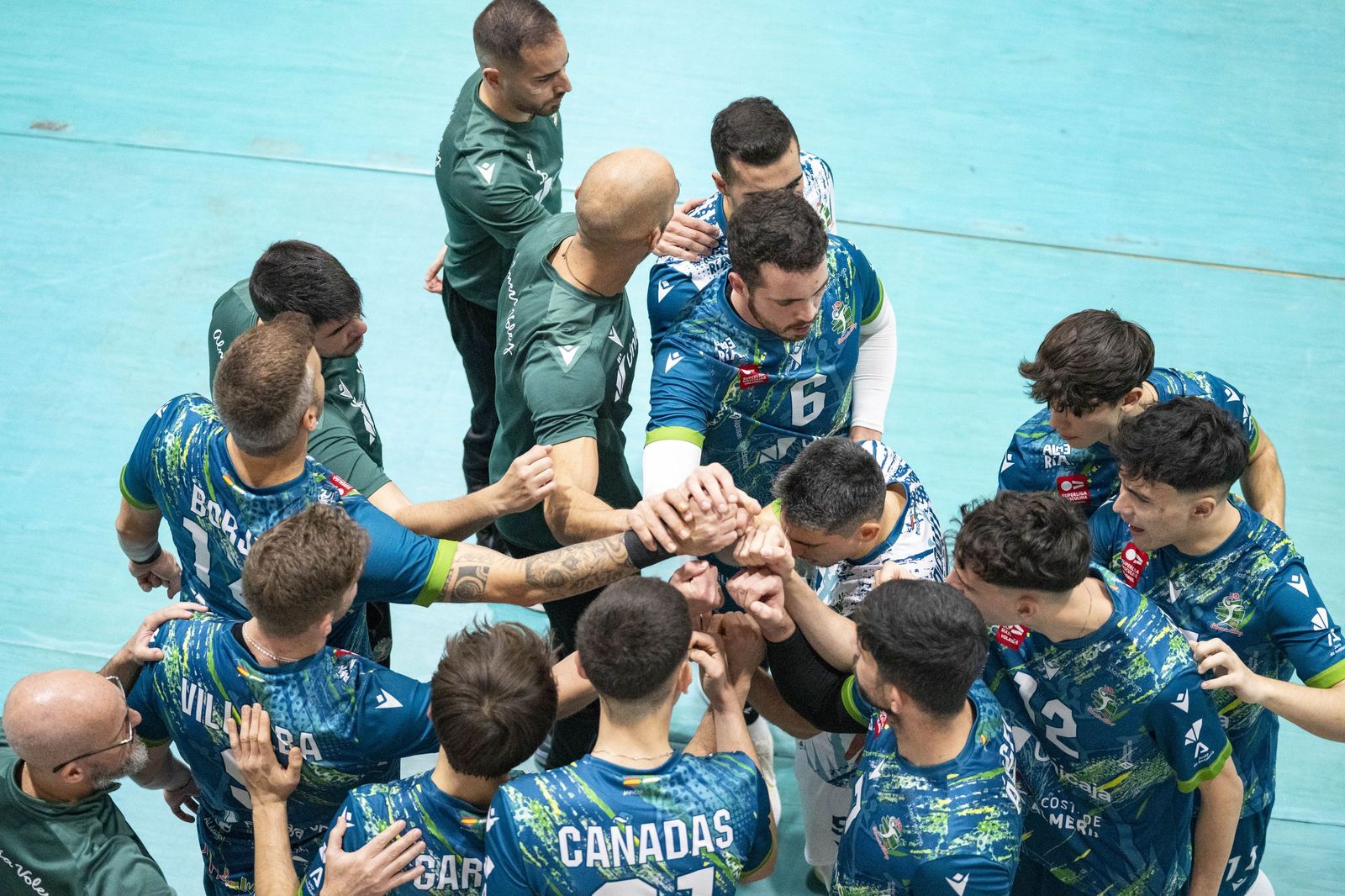 Las imágenes del partido entre Unicaja Costa de Almería y Pamesa Teruel de Superliga de voleibol