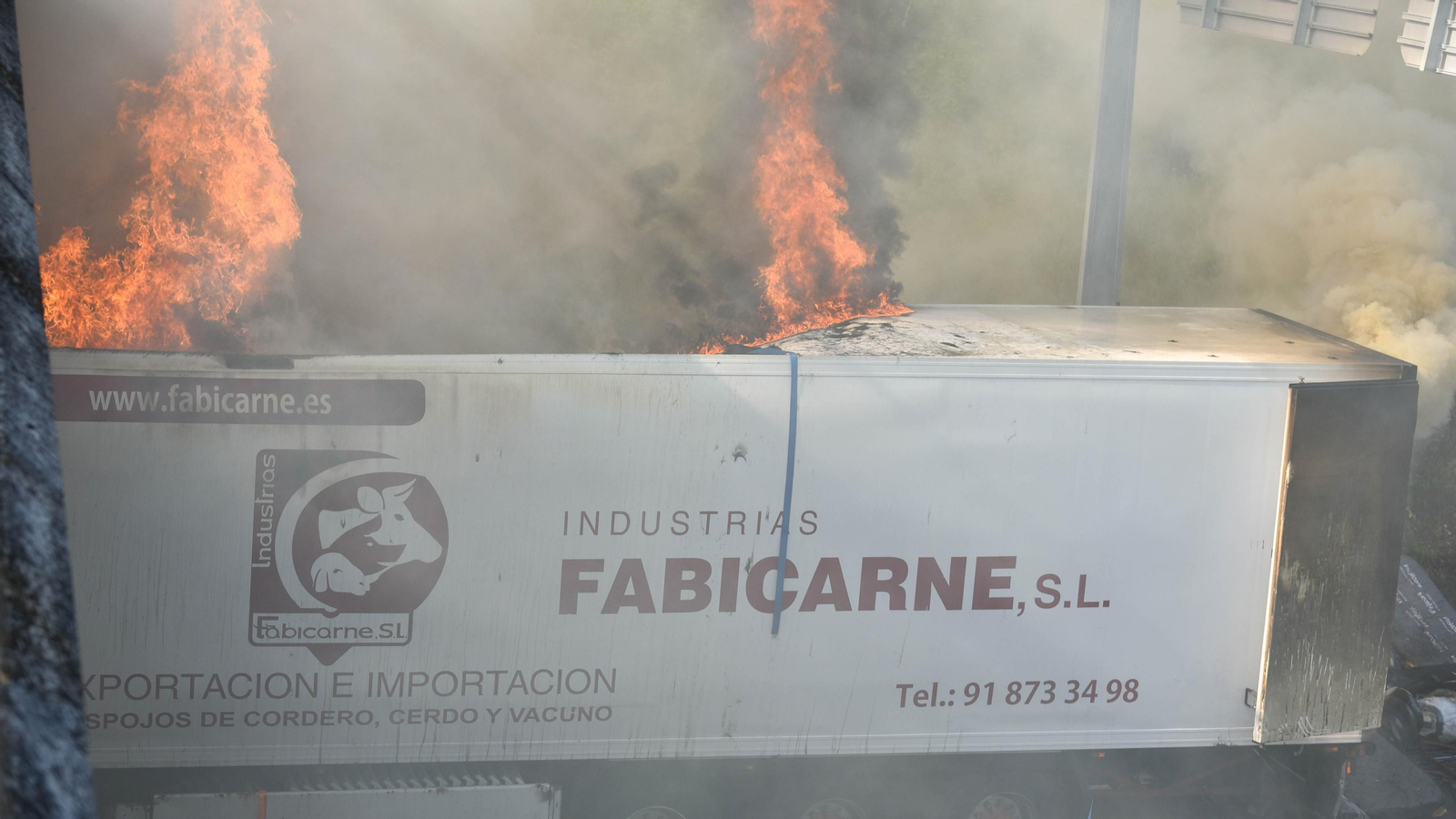 Las fotos del incendio de un camión en el Acceso norte al Puerrto de Algeciras