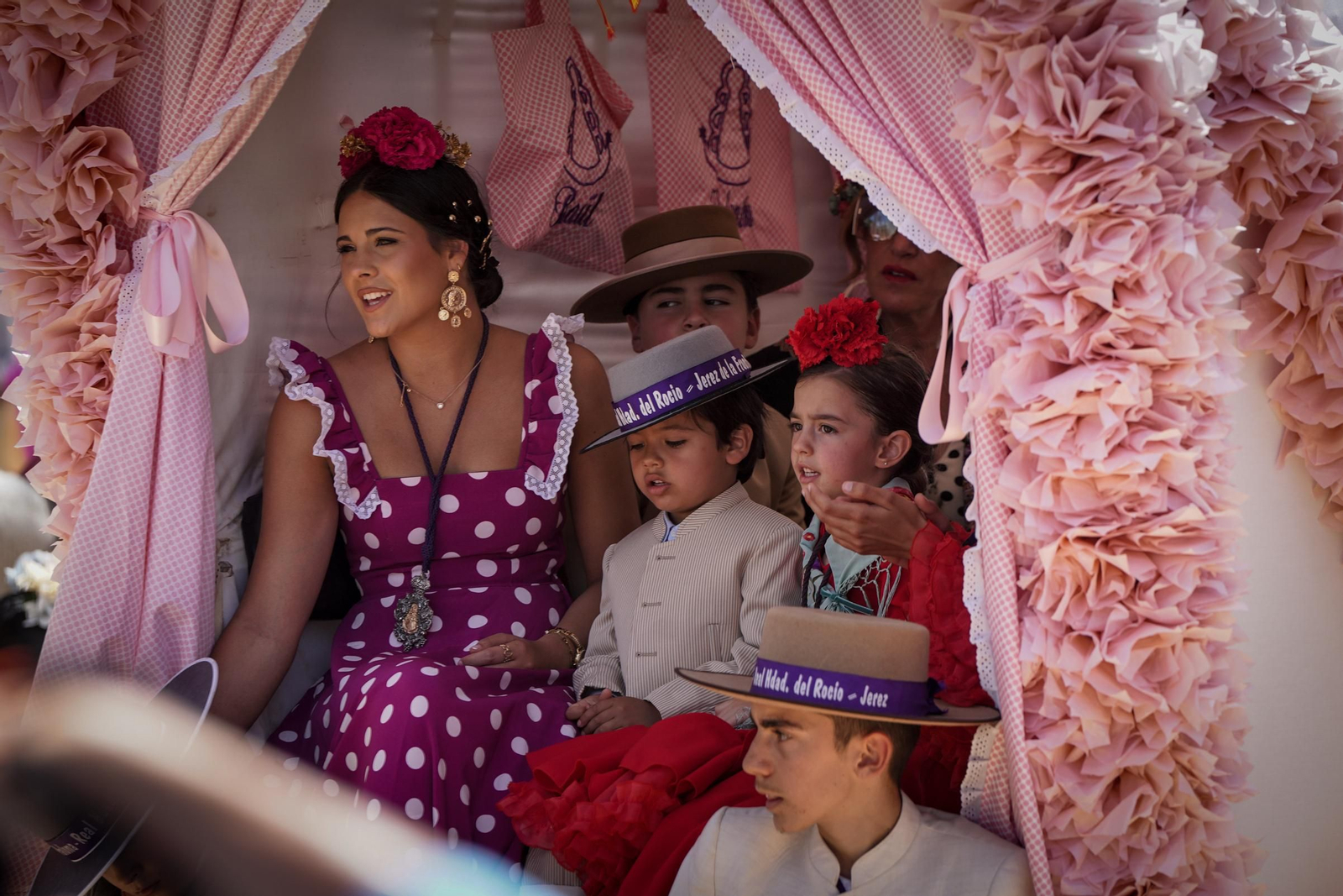 Imágenes de la Hermandad del Rocío en el Real de la Feria
