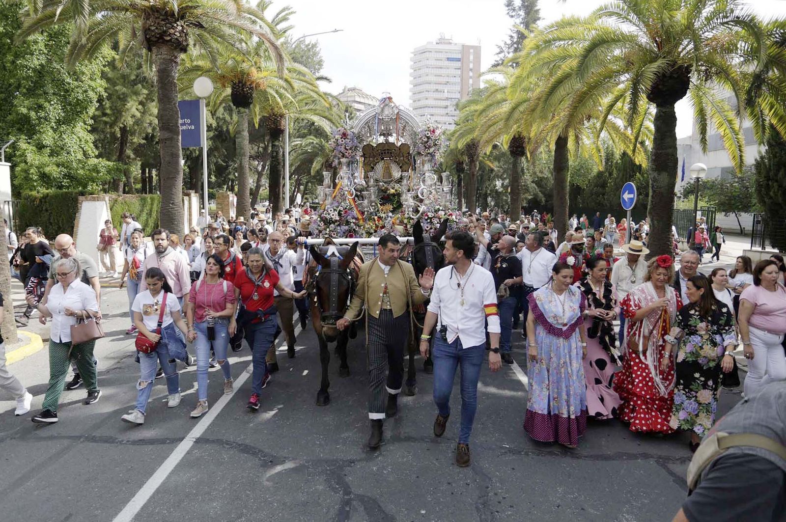 El Rocío 2023: Imágenes de la Hermandad de Emigrantes en su salida de Huelva