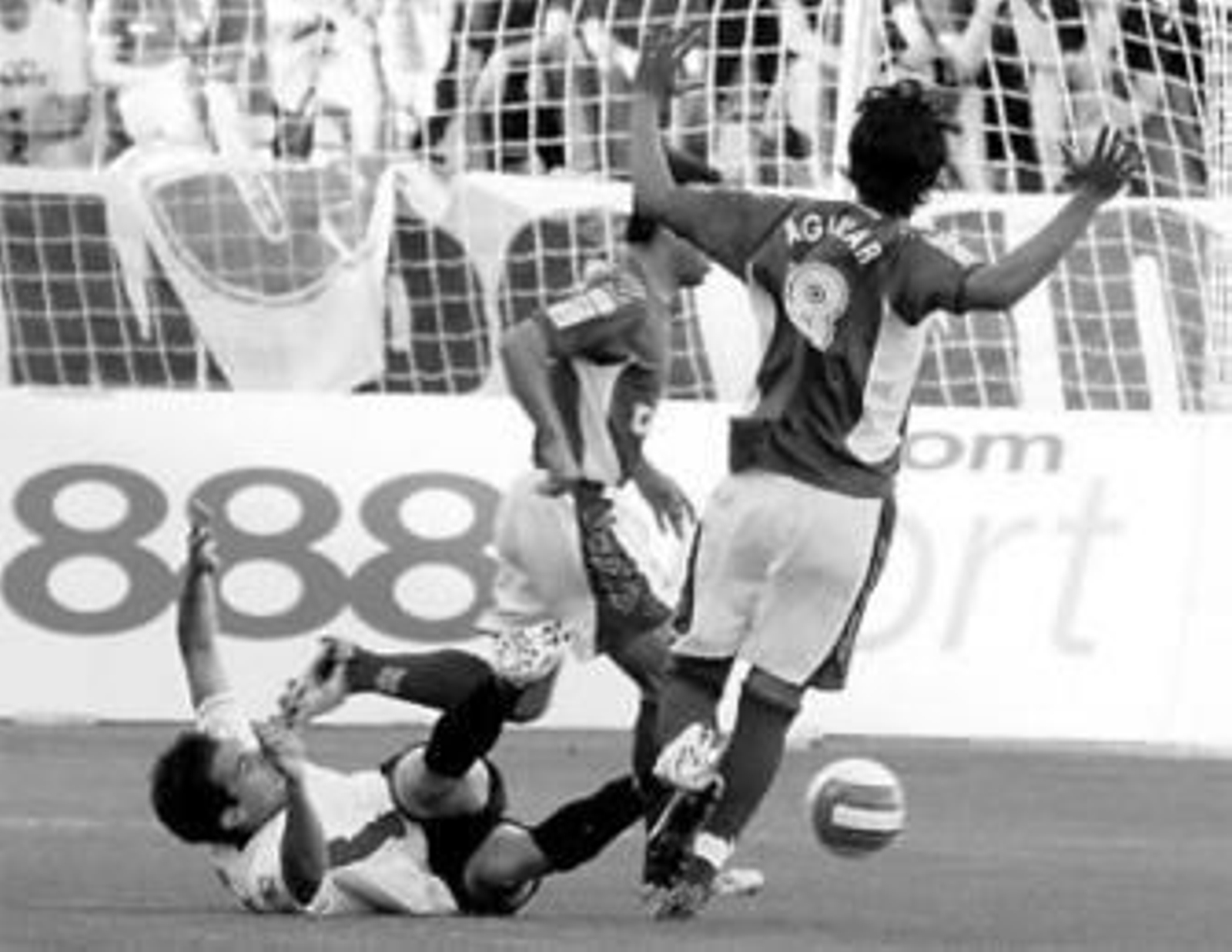 Abel Aguilar alza los brazos en un avance xerecista.