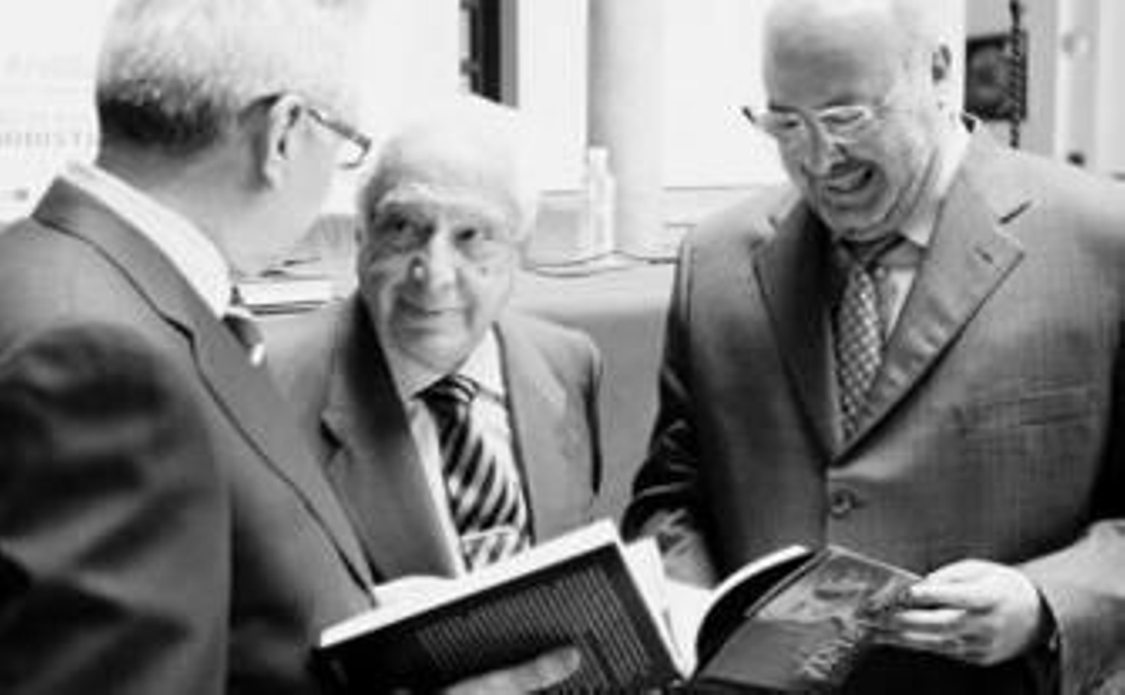 Jiménez de Parga presentó ayer el libro en Granada.