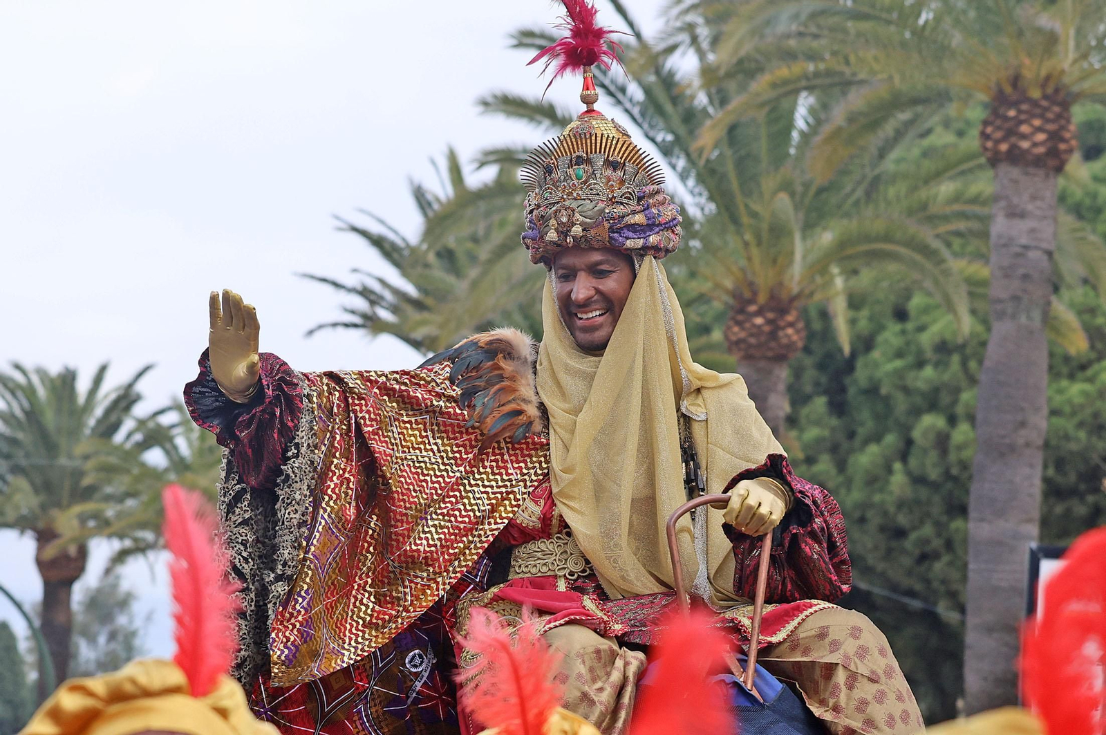 Imágenes del recorrido en camello de los Reyes Magos acompañados de la Estrella de la Ilusión y del Heraldo Real