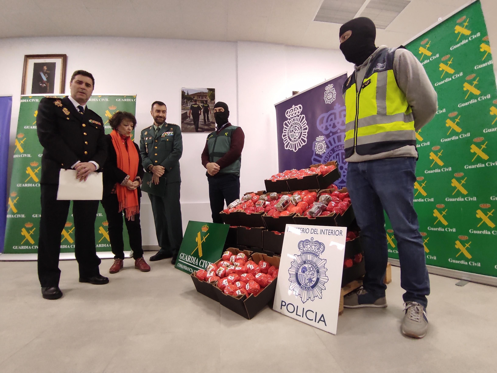 Falsos tomates envueltos que contenían hachís intervenidos durante la operación. Falsos tomates envueltos que contenían hachís intervenidos durante la operación.