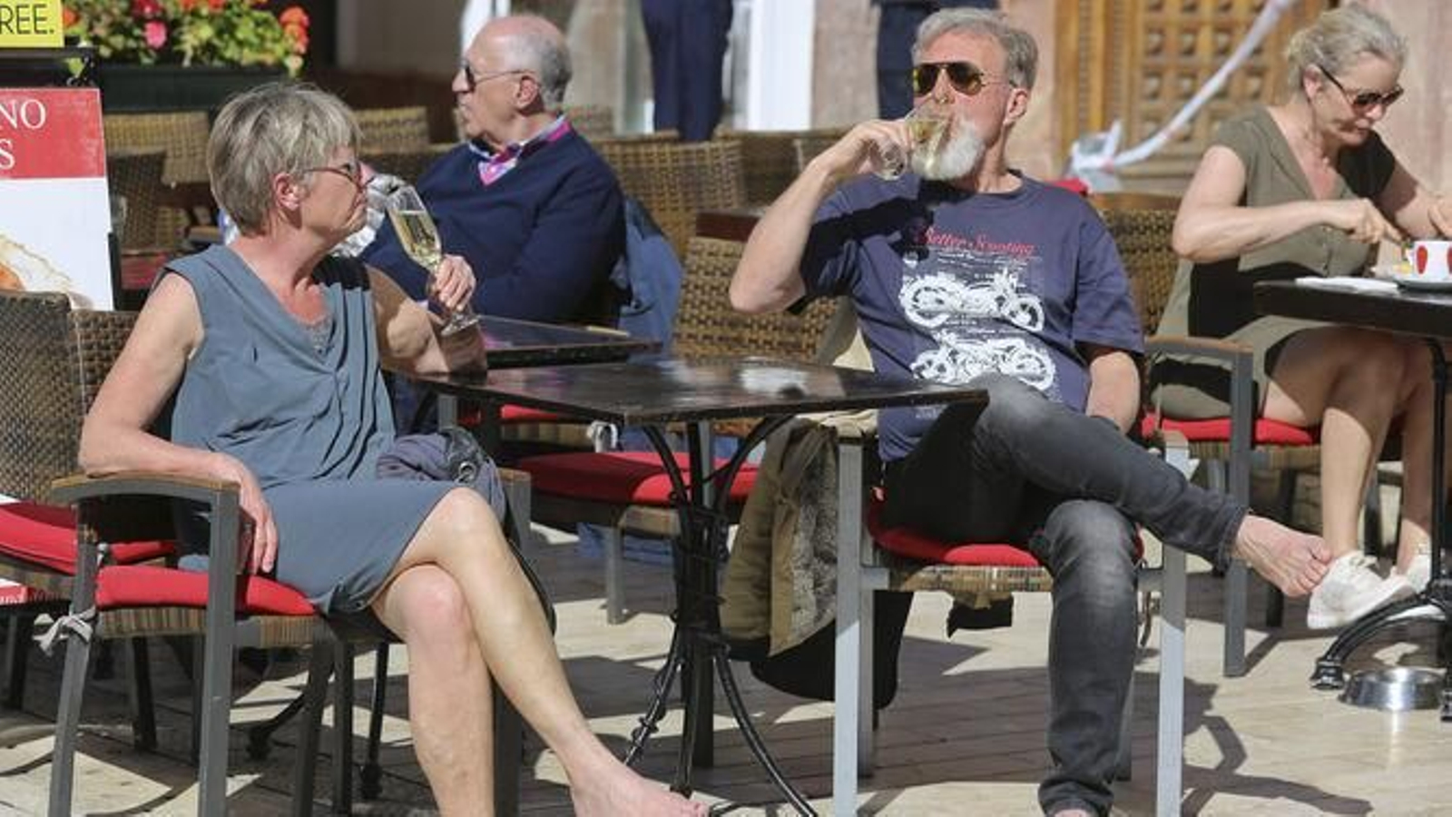 Dos turistas toman un vino en una terraza en Málaga.