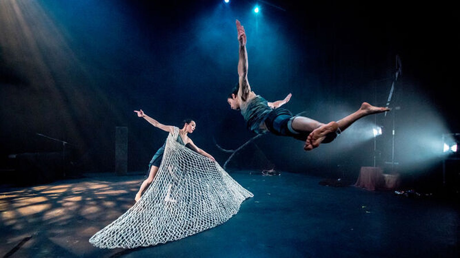Un momento del espectáculo ‘Órbita’, con los intérpretes Carlos López y Noemí Pareja