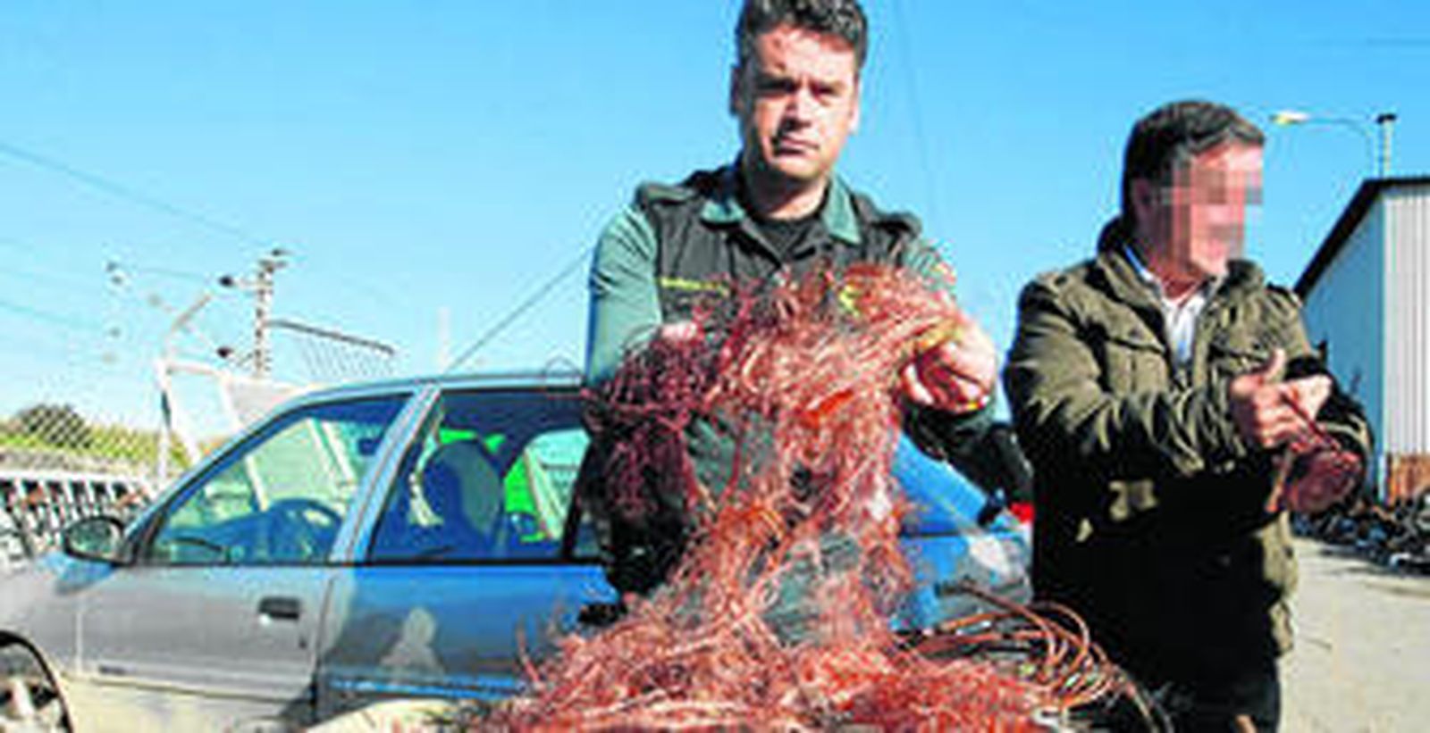 Agentes de la Guardia Civil enseñan el material incautado, ayer, tras la operación en una chatarrería de Jerez.