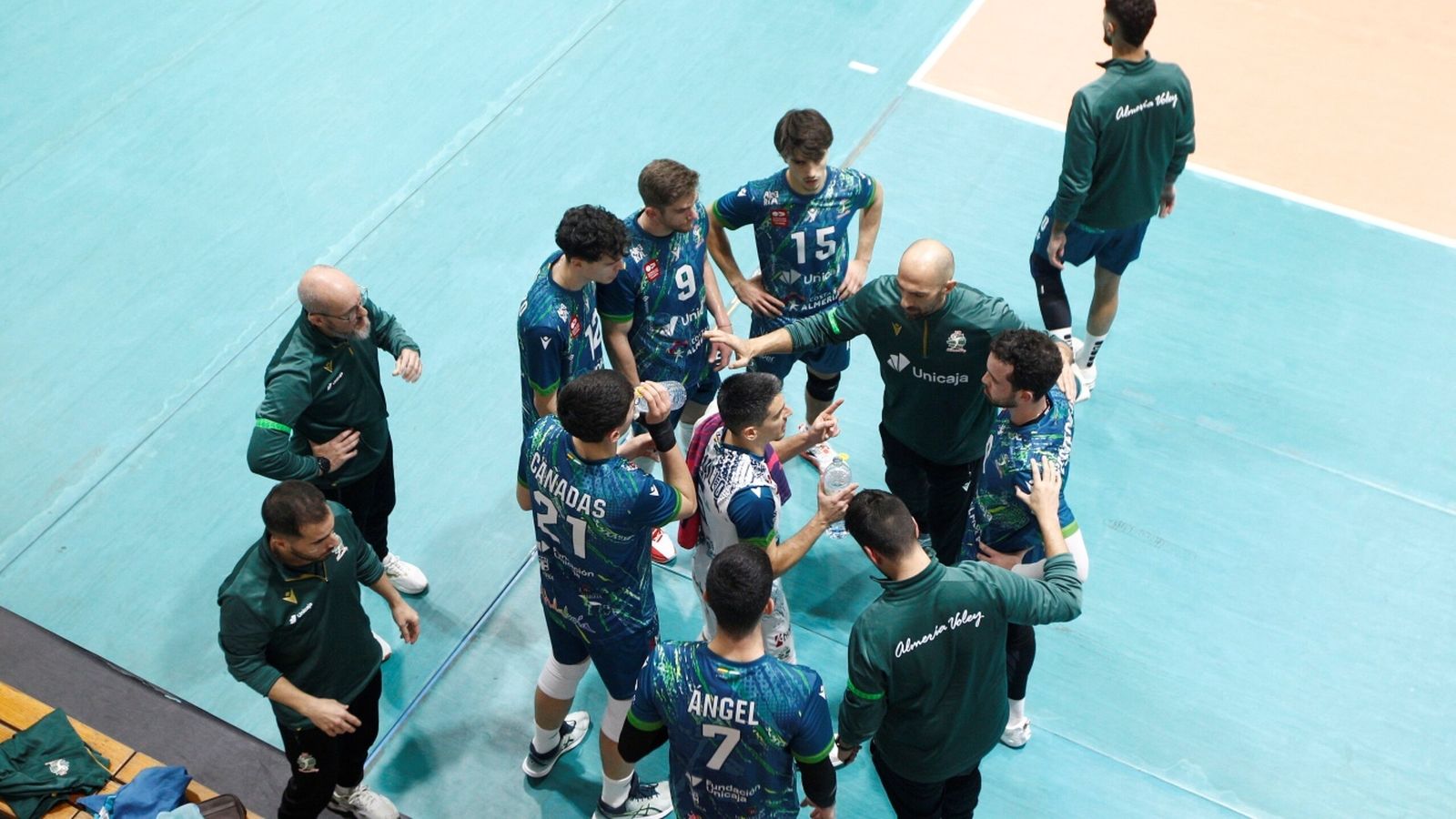 Los jugadores verdes escuchan con atención las instrucciones del entrenador sevillano.