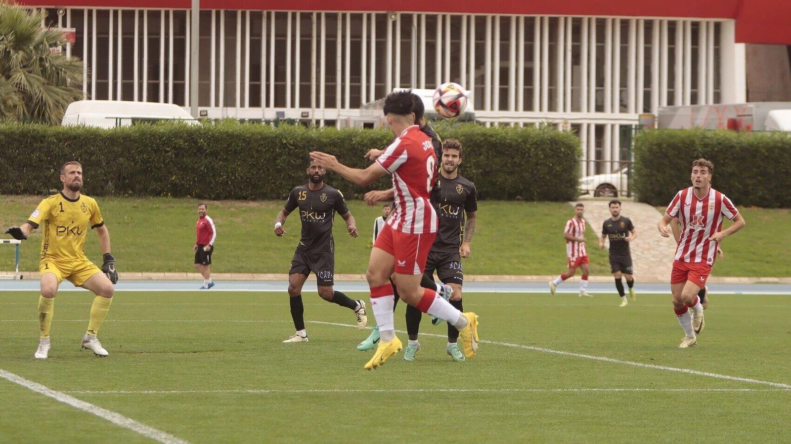 Joan disputa un balón aéreo con un jugador del conjunto jienense en un encuentro liguero.