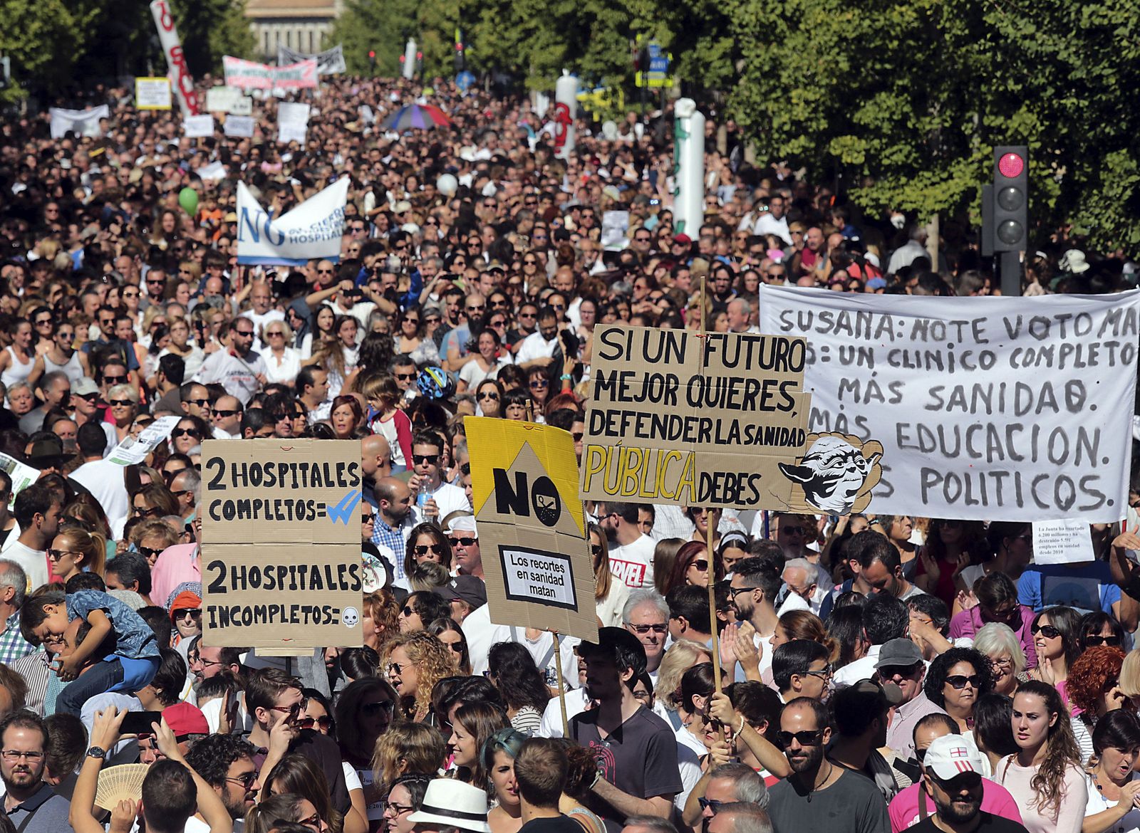 Varias personas llevan pancartas contra la fusión hospitalaria en la manifestación del pasado 16 de octubre.