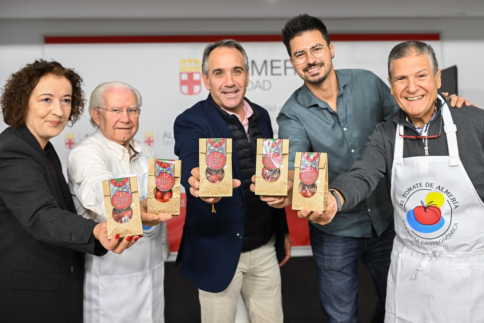 Los organizadores muestran los tomates empaquetados de la suerte.
