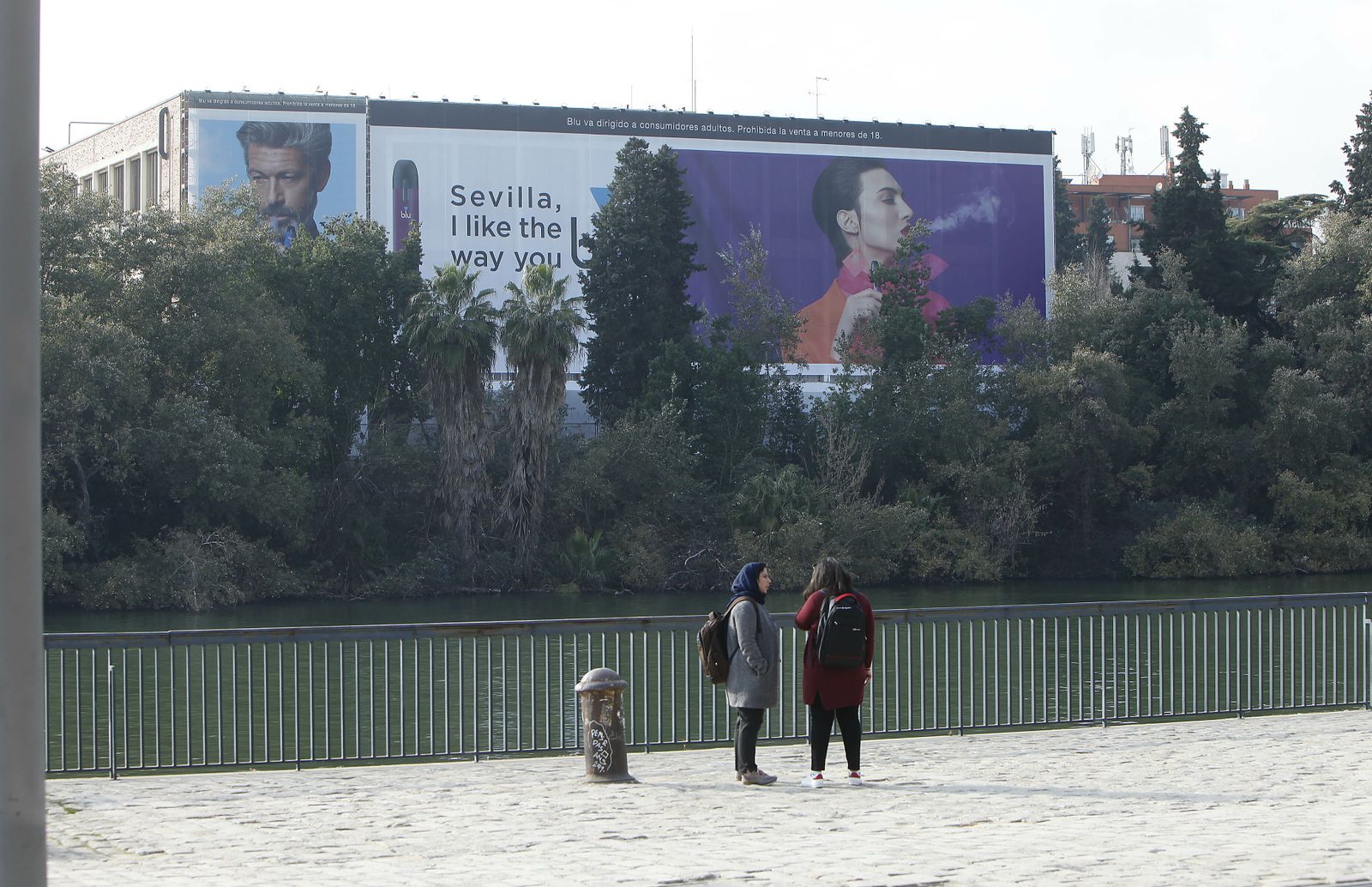La lona instalada en Altadis es una publicidad de cigarros electrónicos.