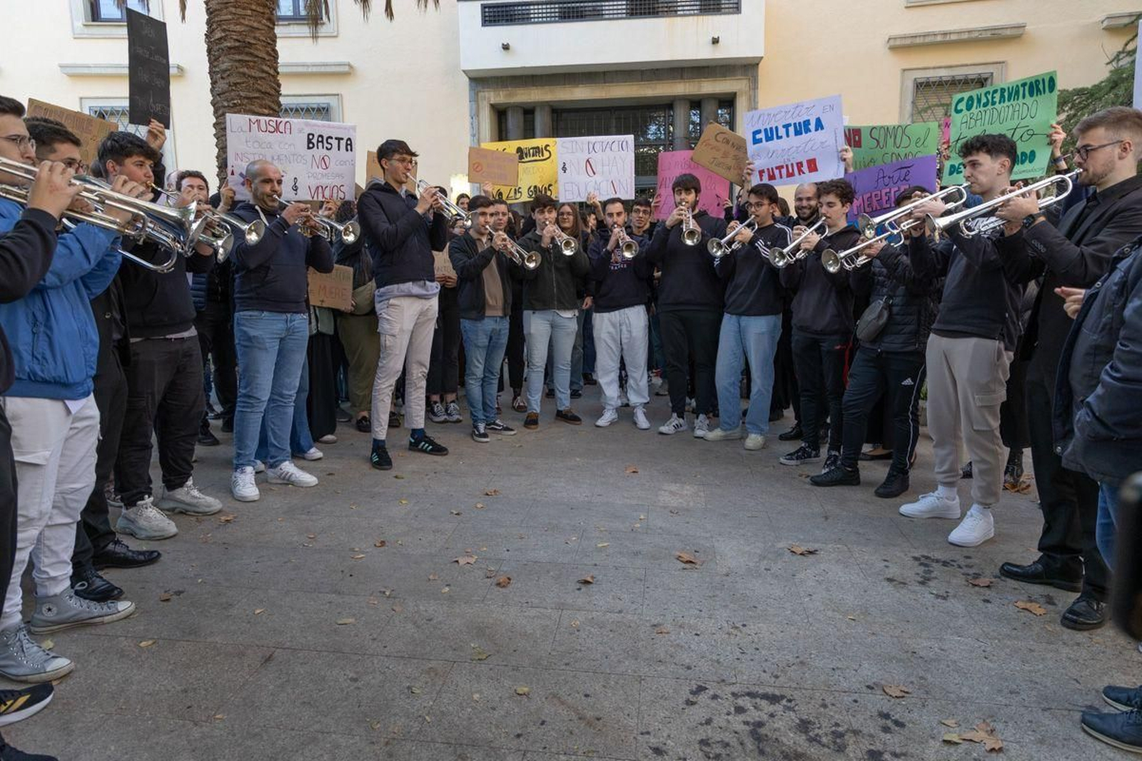 La protesta de los músicos del Conservatorio Superior de Música a ritmo de trompeta La protesta de los músicos del Conservatorio Superior de Música a ritmo de trompeta