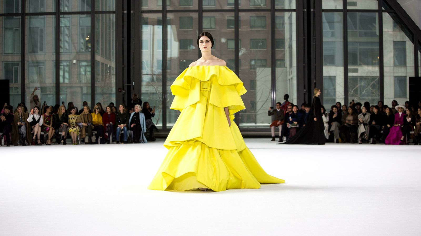 Vestido amarillo y con mucho volumen de Carolina Herrera.