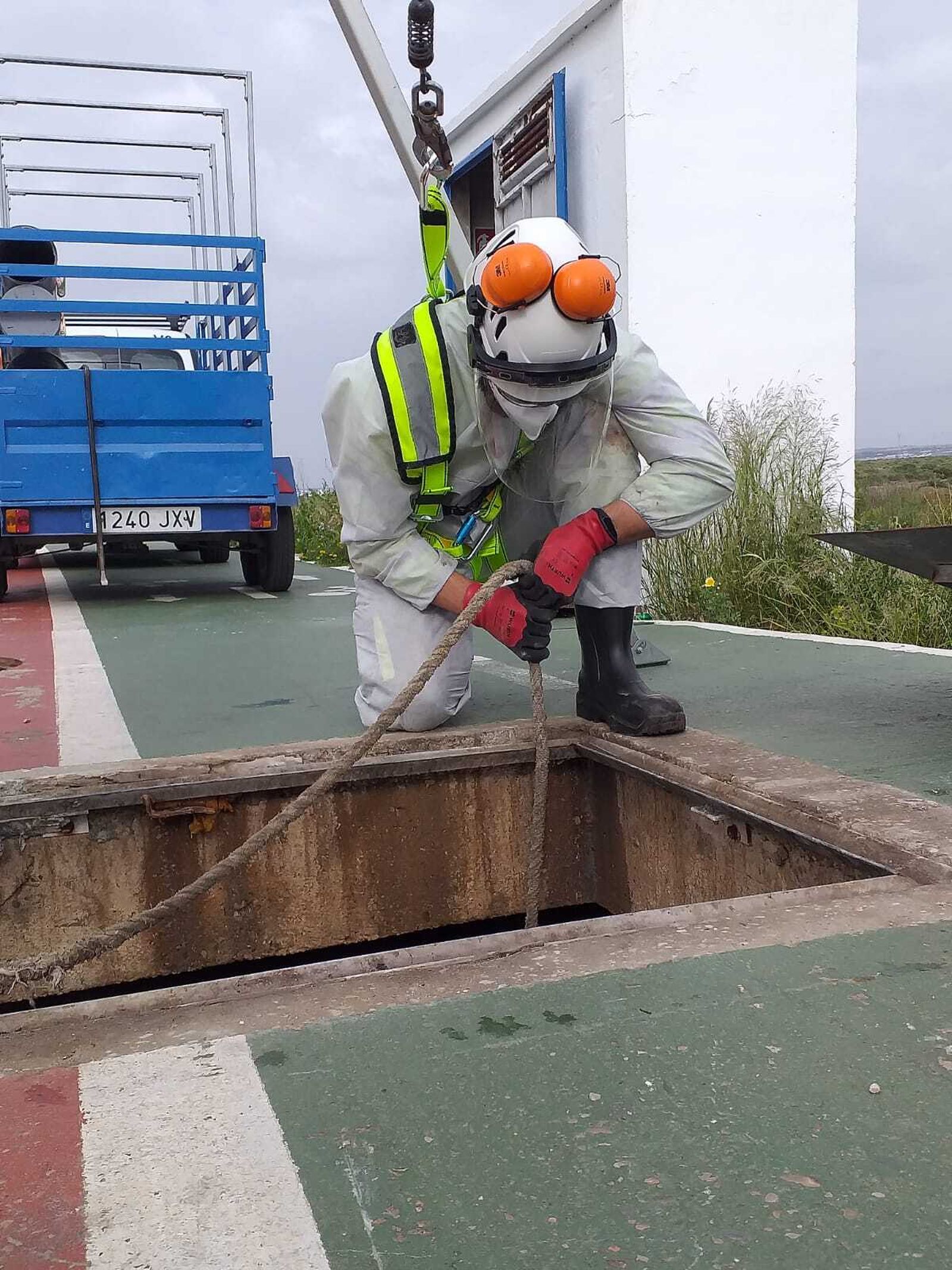 Un operario de los servicios de alcantarillado, ayer, en plena faena.