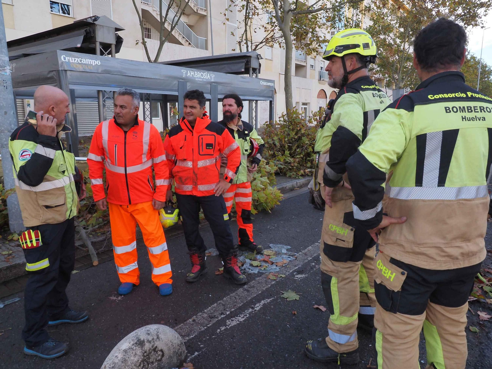 El alcalde de Isla Cristina, Jenaro Orta, coordina los trabajos con efectivos del Consorcio Provincial de Bomberos