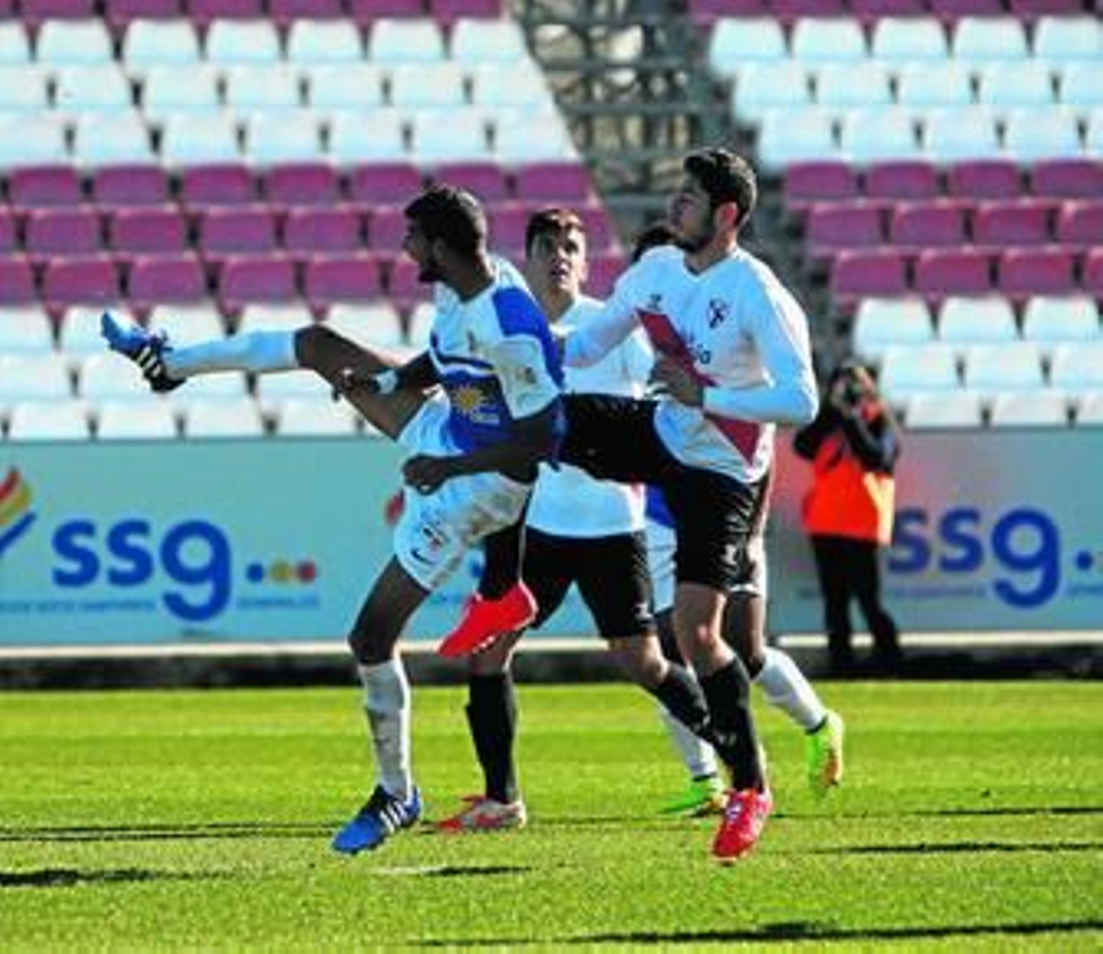 Paco Candela, en un lance del choque que el Sevilla Altético disputó frente al Almería B, el día de su estreno.