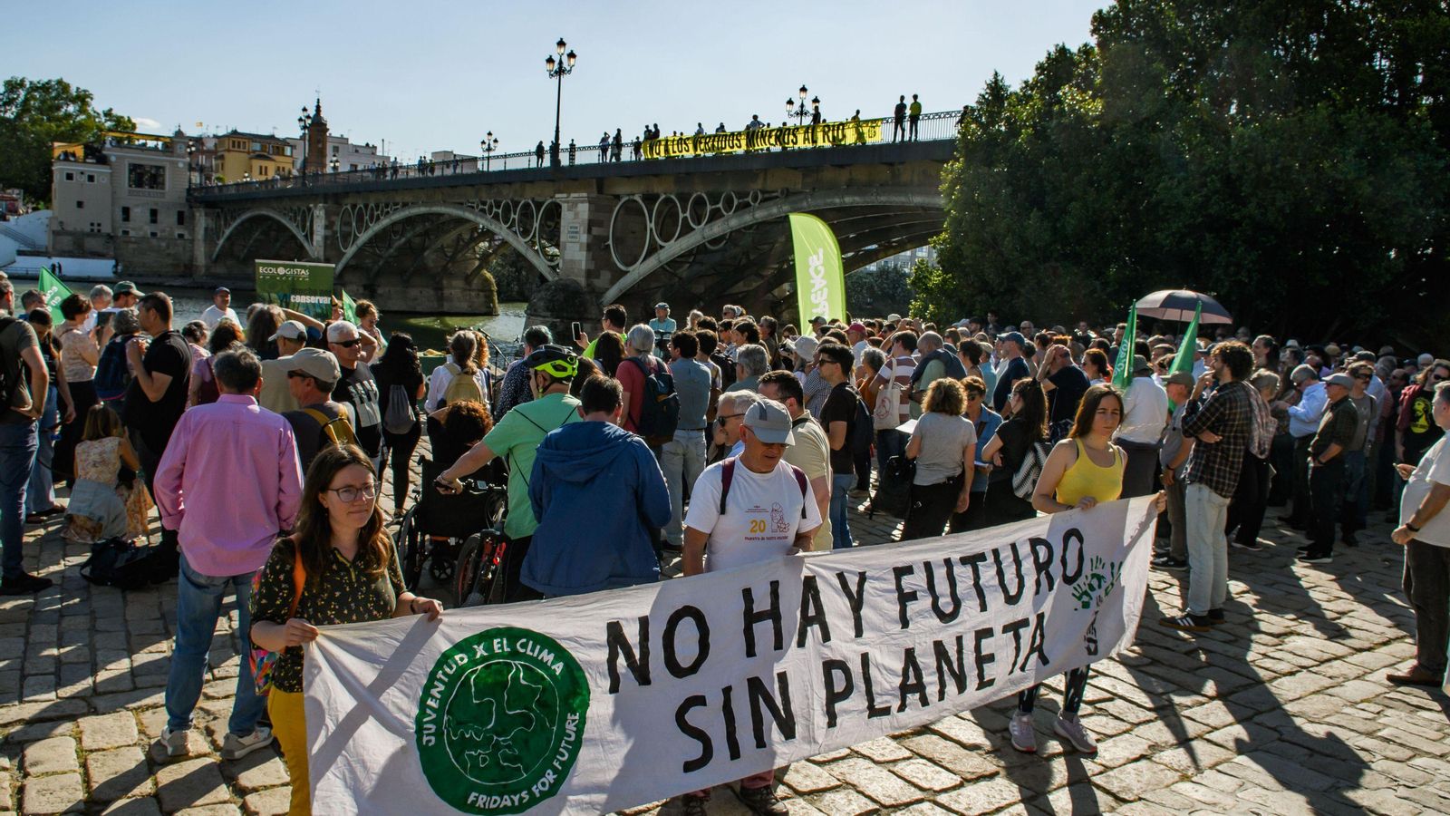 Protesta en Sevilla contra los vertidos de aguas al Guadalquivir procedentes de la mina de Aznalcóllar