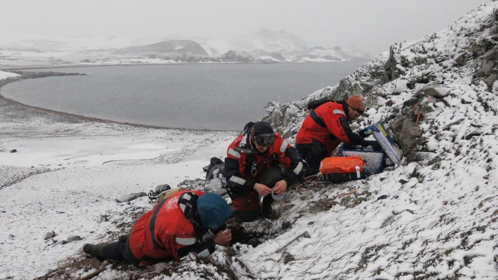 Investigadores instalan un sismógrafo.