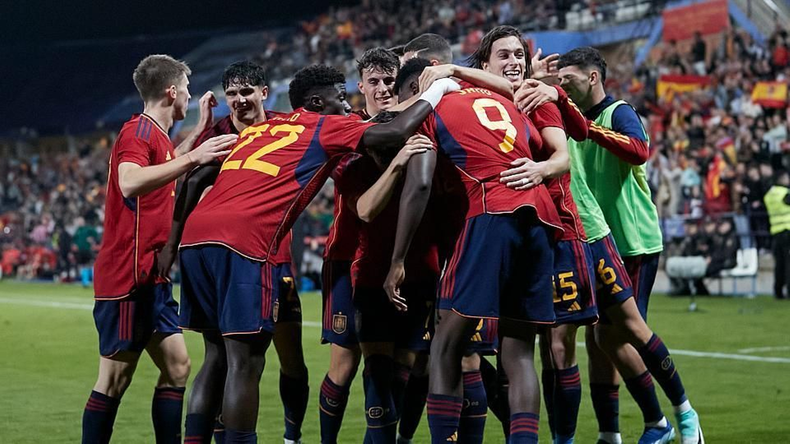 Los jugadores de la sub-21 celebran un gol en un partido de 2023.
