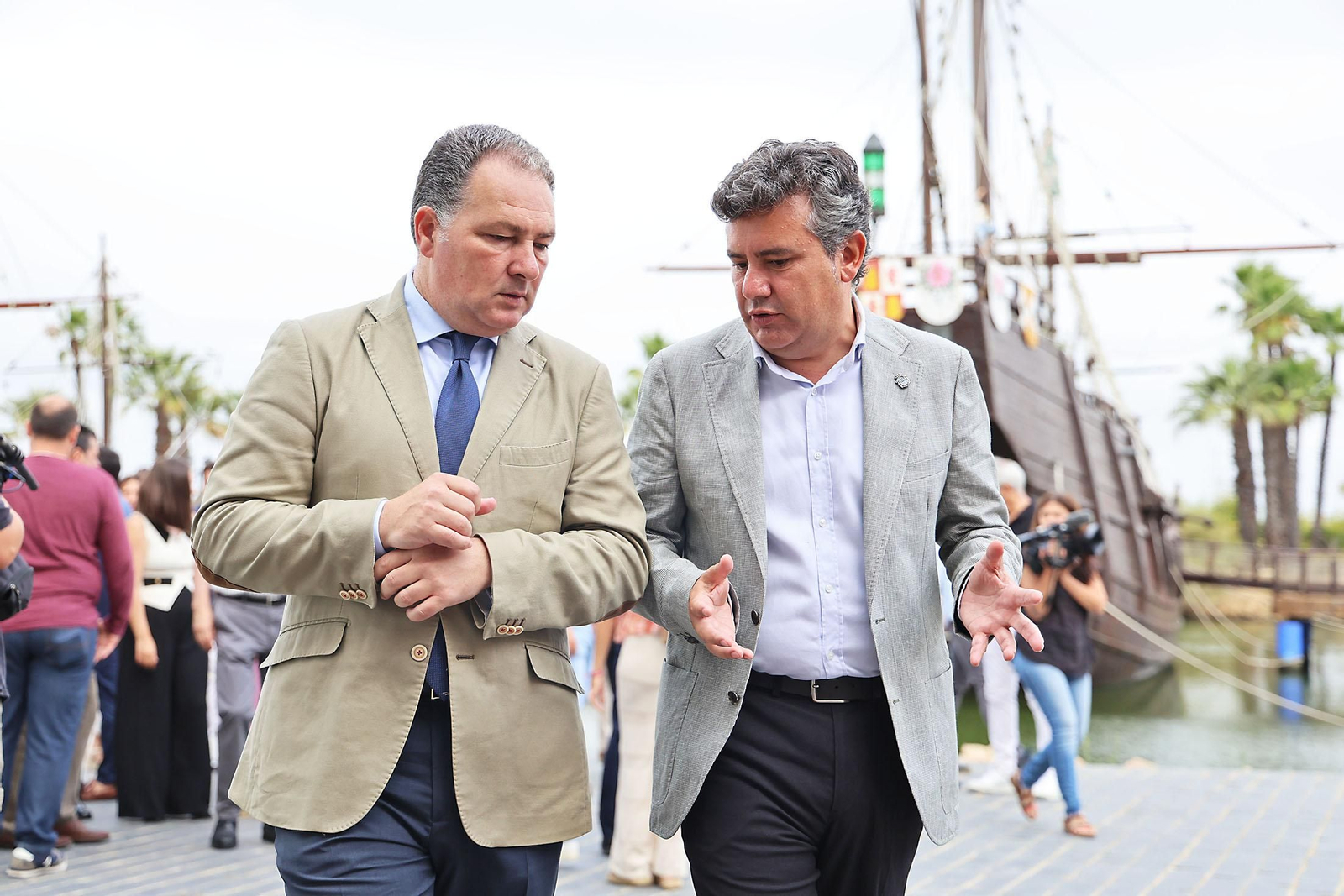 Imágenes de la firma con alcaldes de 34 municipios los convenios del programa 'Tu Diputación Invierte'