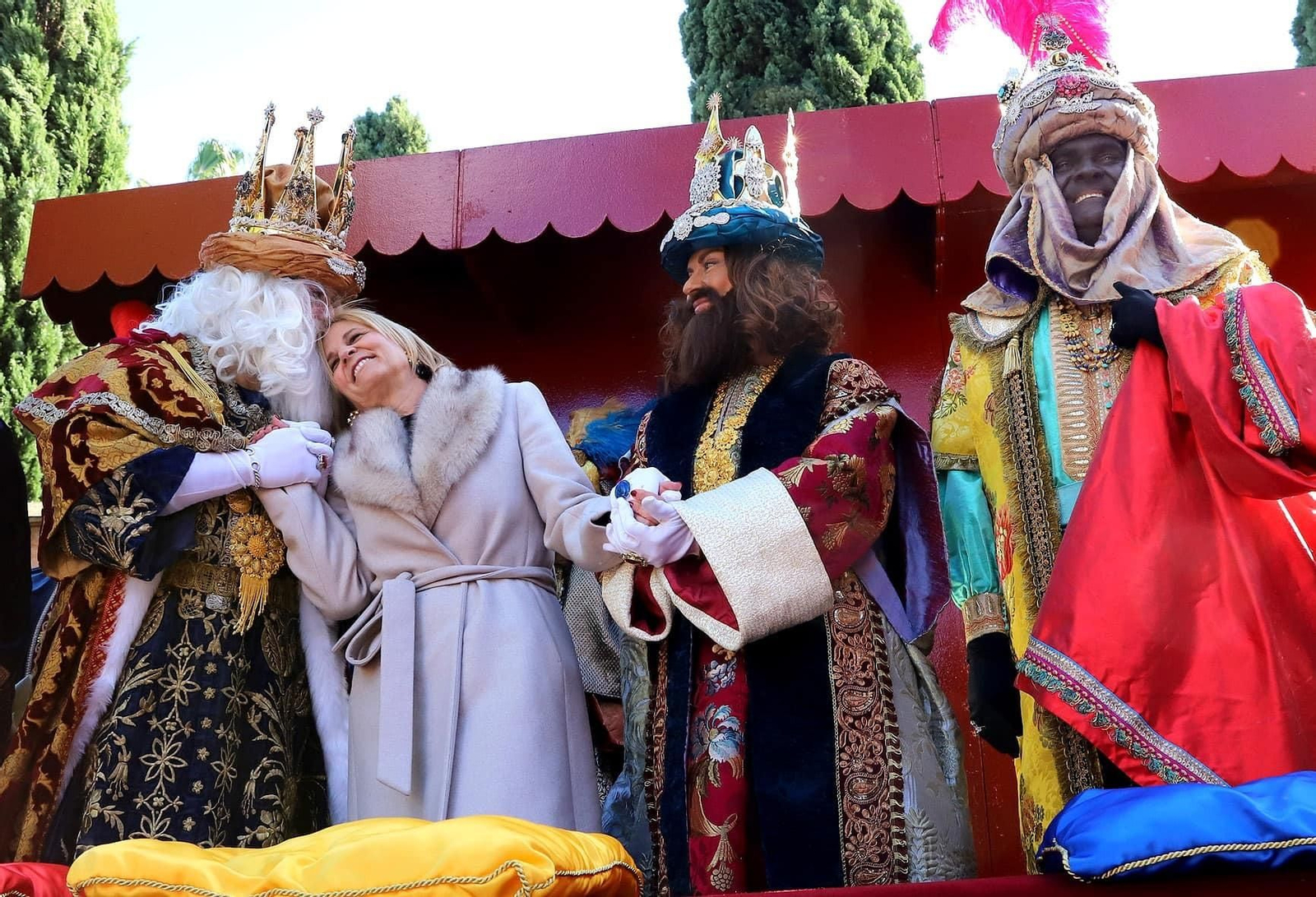 Los Reyes Magos junto a la alcaldesa, apoyada en Melchor, tras el acto de coronación en Jerez. Los Reyes Magos junto a la alcaldesa, apoyada en Melchor, tras el acto de coronación en Jerez.