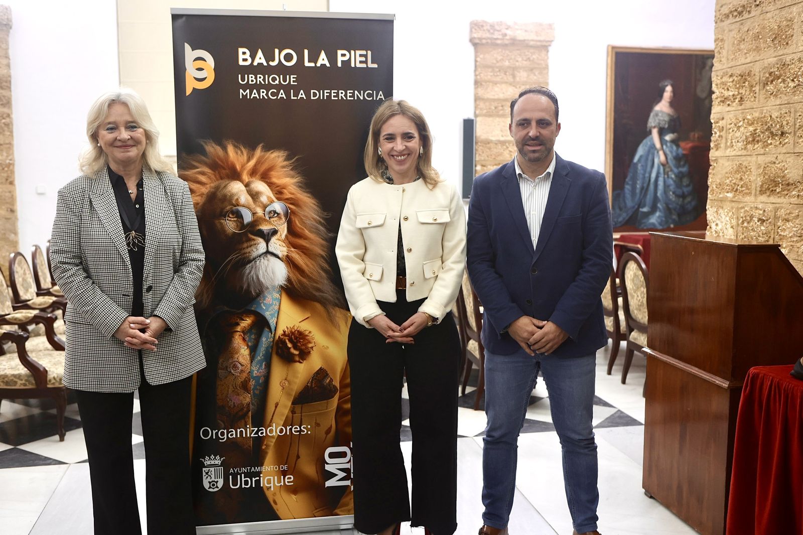 La presidenta de Diputación, Almudena Martínez, junto a la delegada del Gobierno de la Junta, Mercedes Colombo, y el alcalde de Ubrique, Mario Casillas.