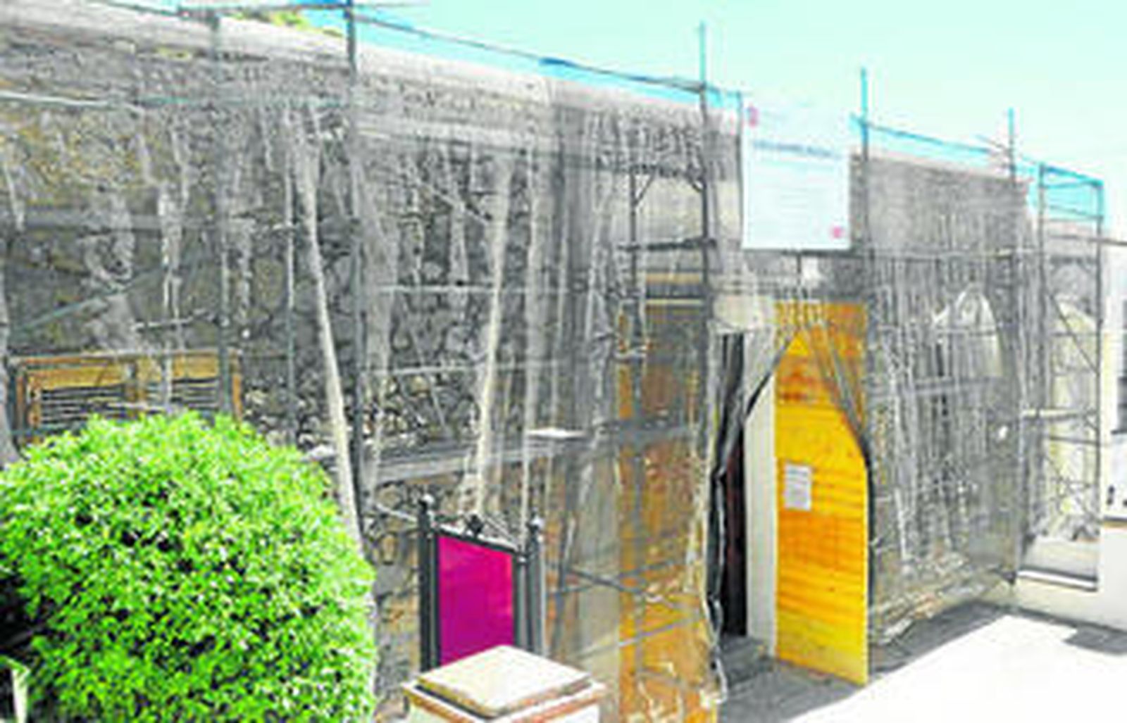 La fachada de la entrada ya luce en piedra vista aunque sigue cubierta por los andamios.