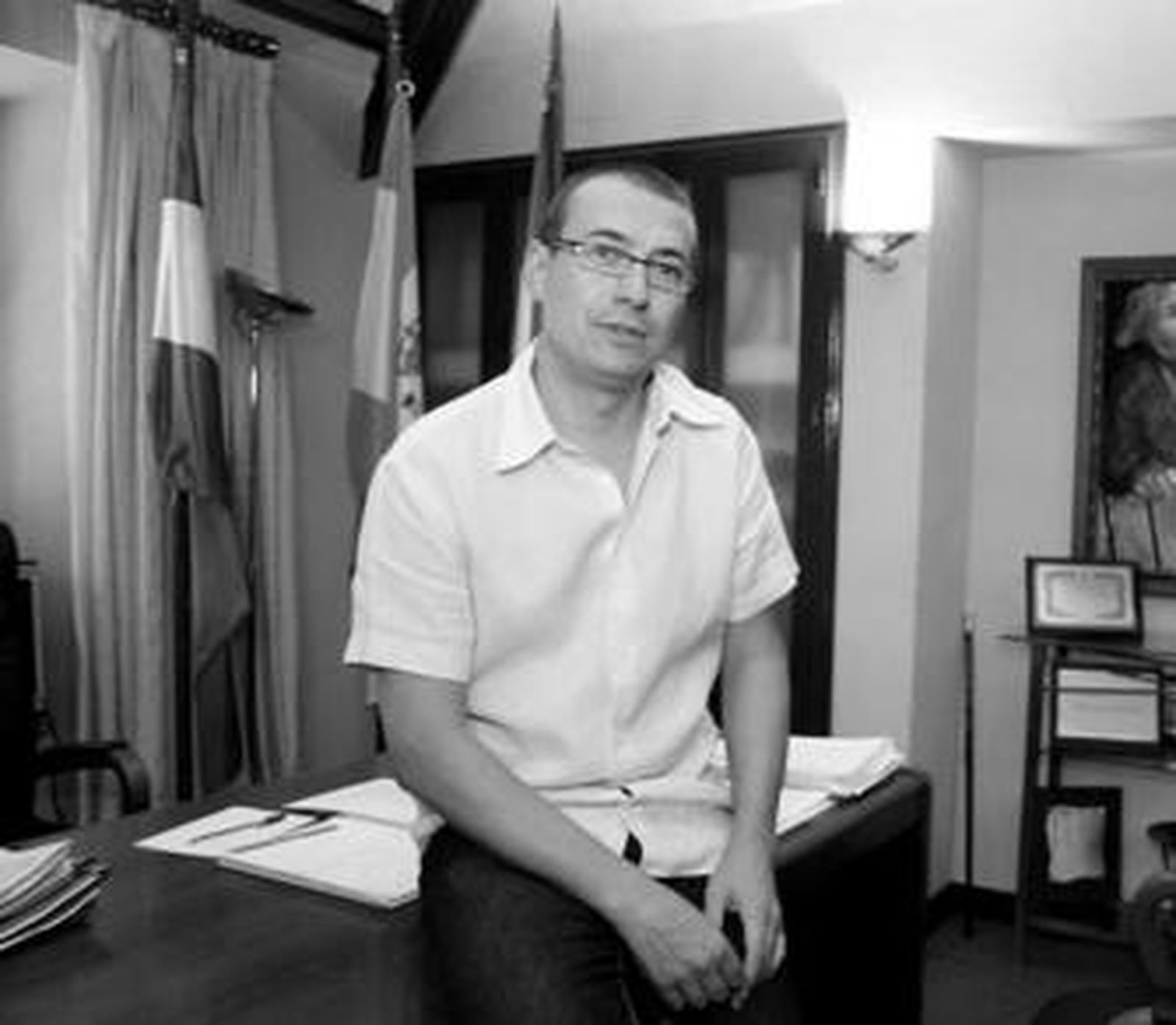 Francisco Díaz, en el despacho en el que pasa la mayor parte del día desde que asumió el cargo de alcalde.