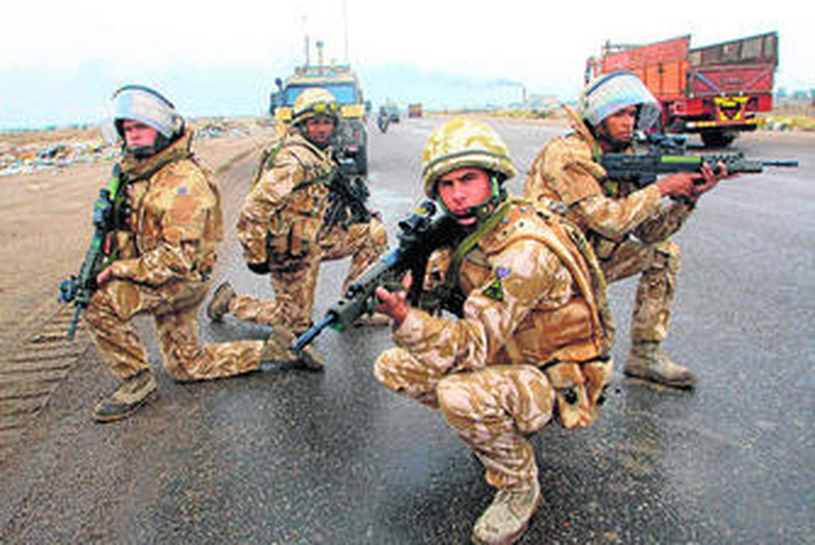 Varios soldados británicos patrullan una calle de Basora, la segunda ciudad más grande de Iraq.