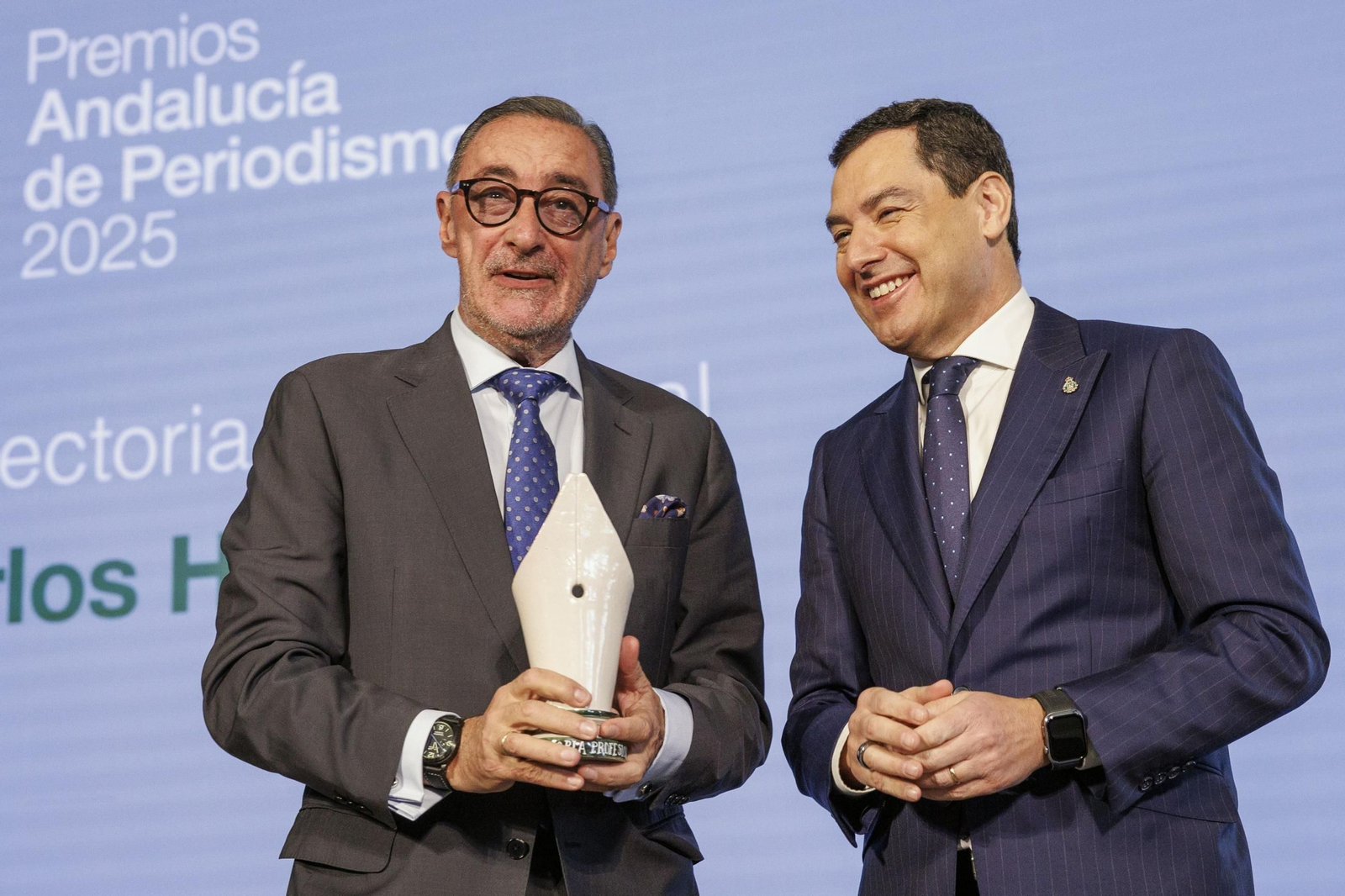 Carlos Herrera y Juanma Moreno en la entrega del Premio Andalucía de Periodismo.