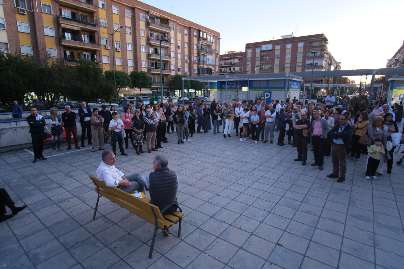 Sanz durante el encuentro con los vecinos de Bami.